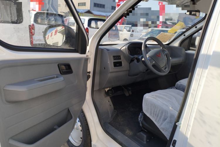 Used Wuling Yangguang 2024 300KM Comfort Version Passenger Van 75kW
