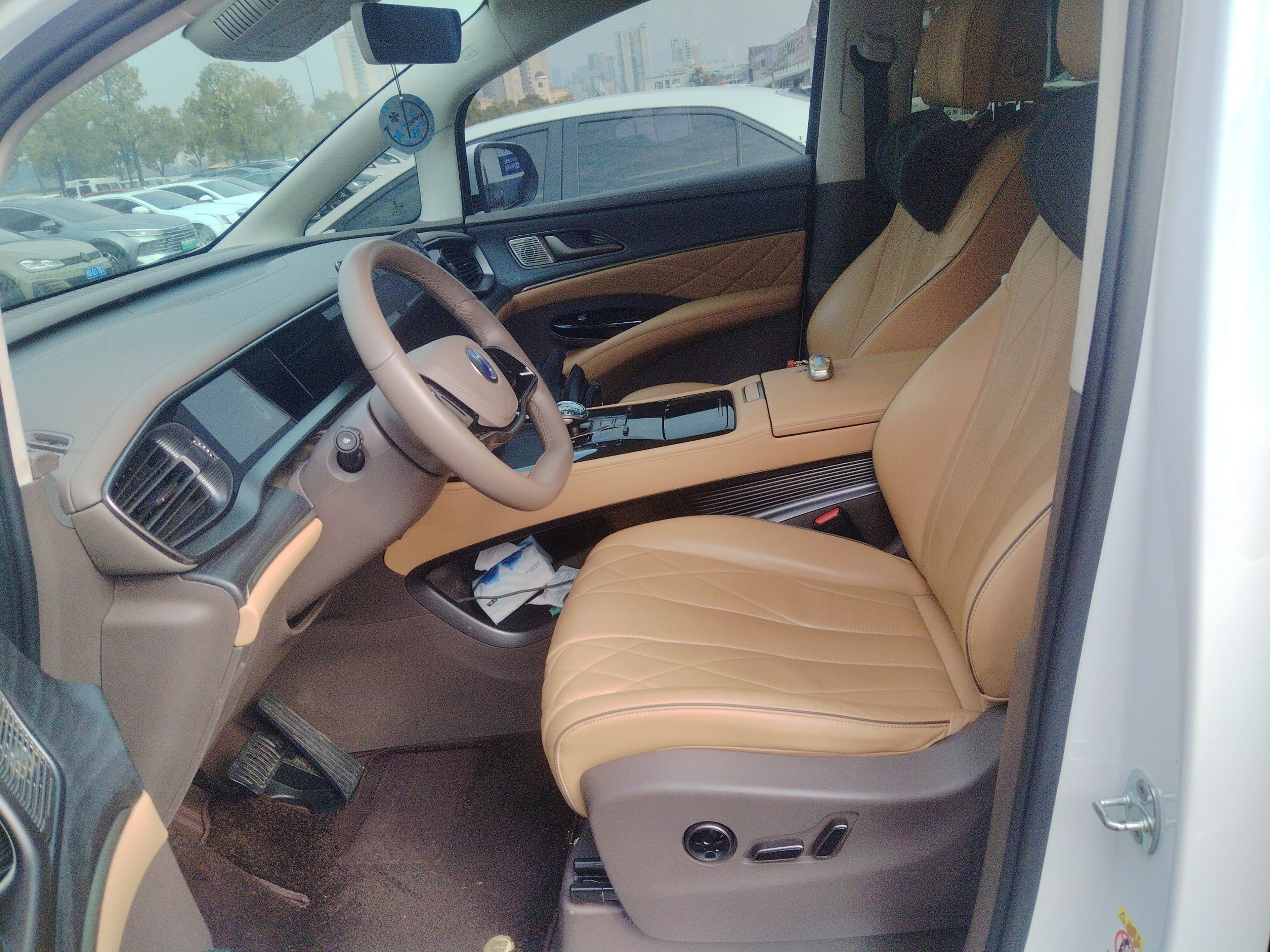 Переднее сиденье в автомобиле