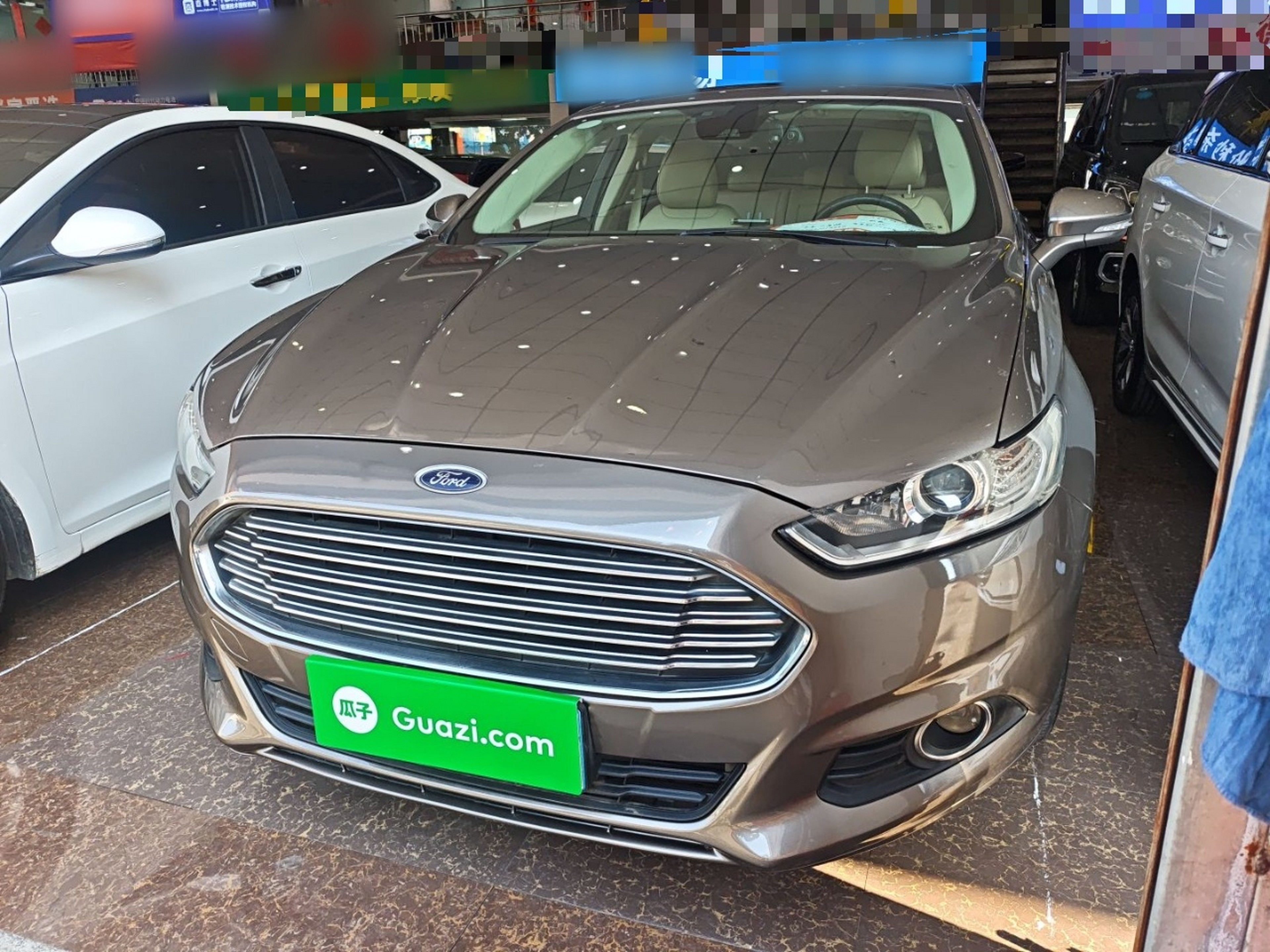 تحت مقدمة السيارة