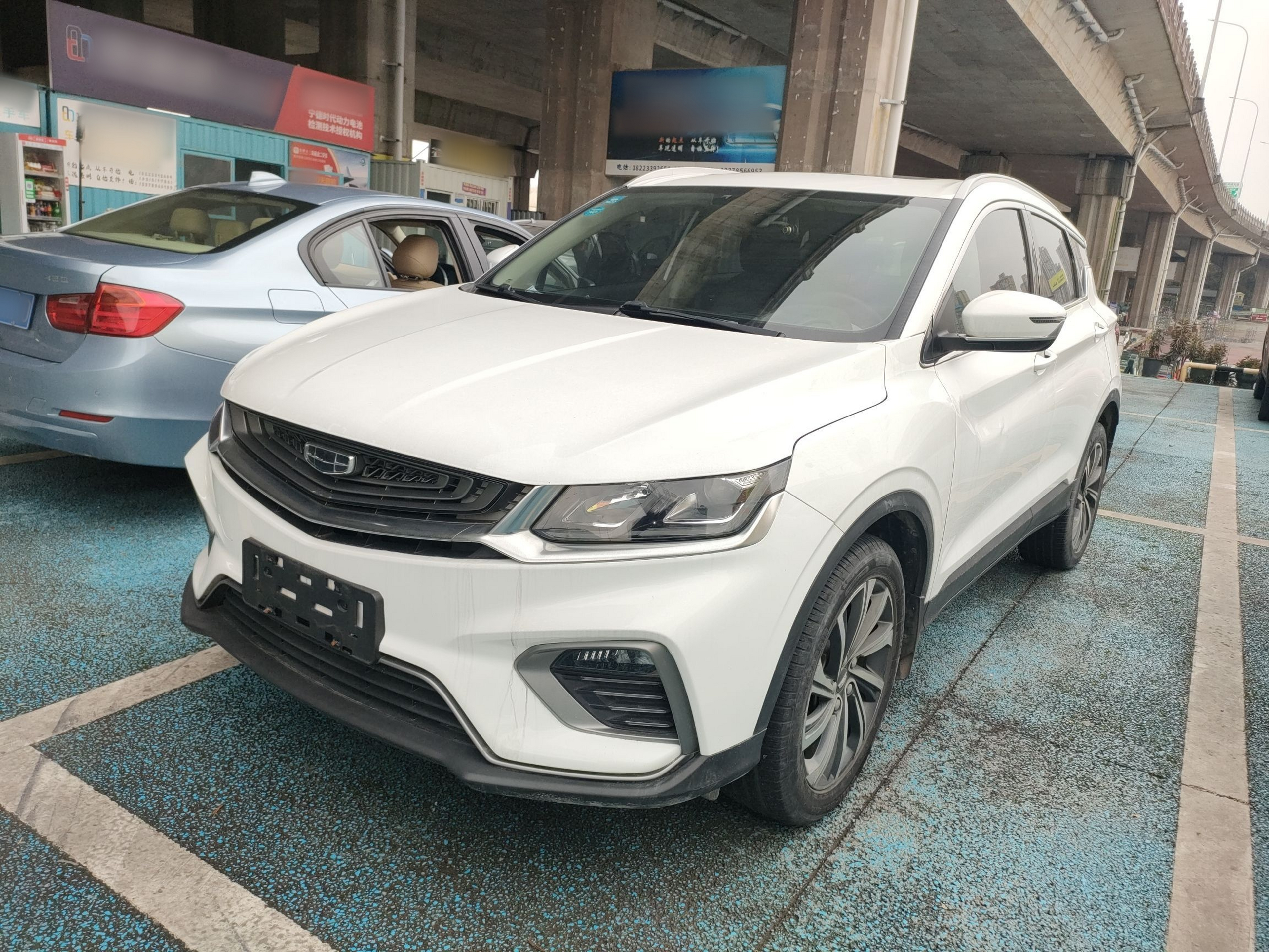 Под передней частью автомобиля