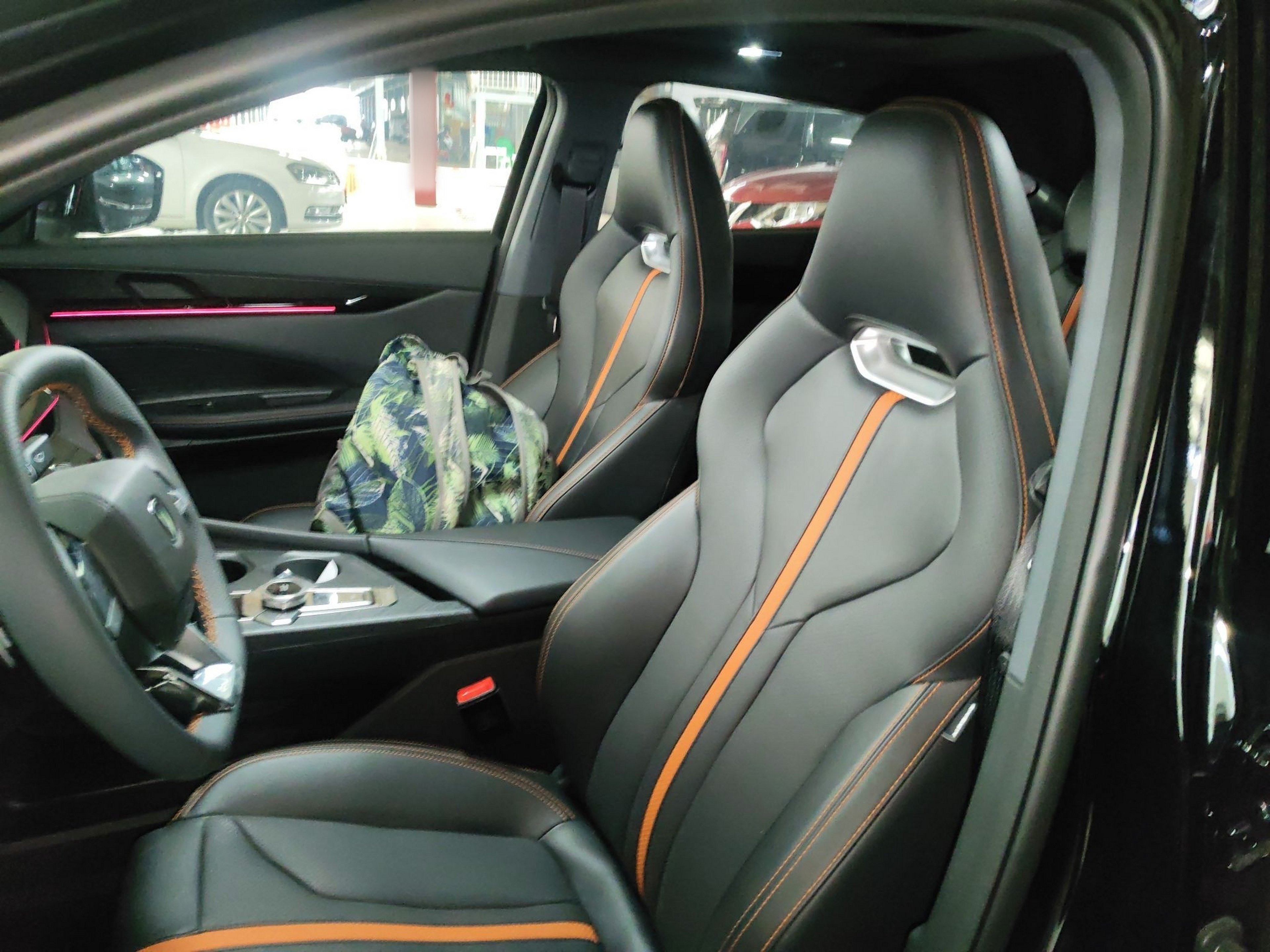 Переднее сиденье в автомобиле