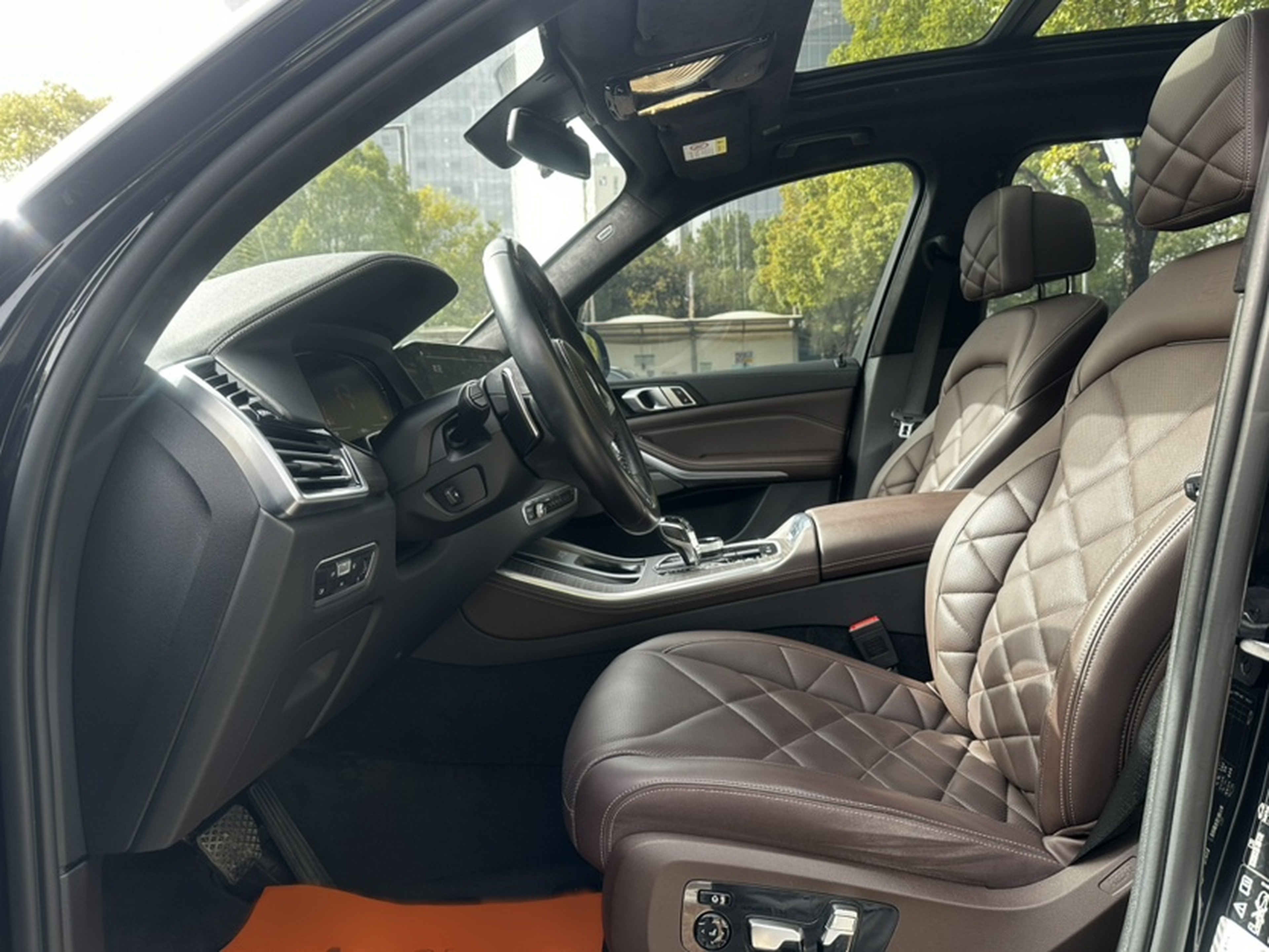 المقاعد الأمامية داخل السيارة