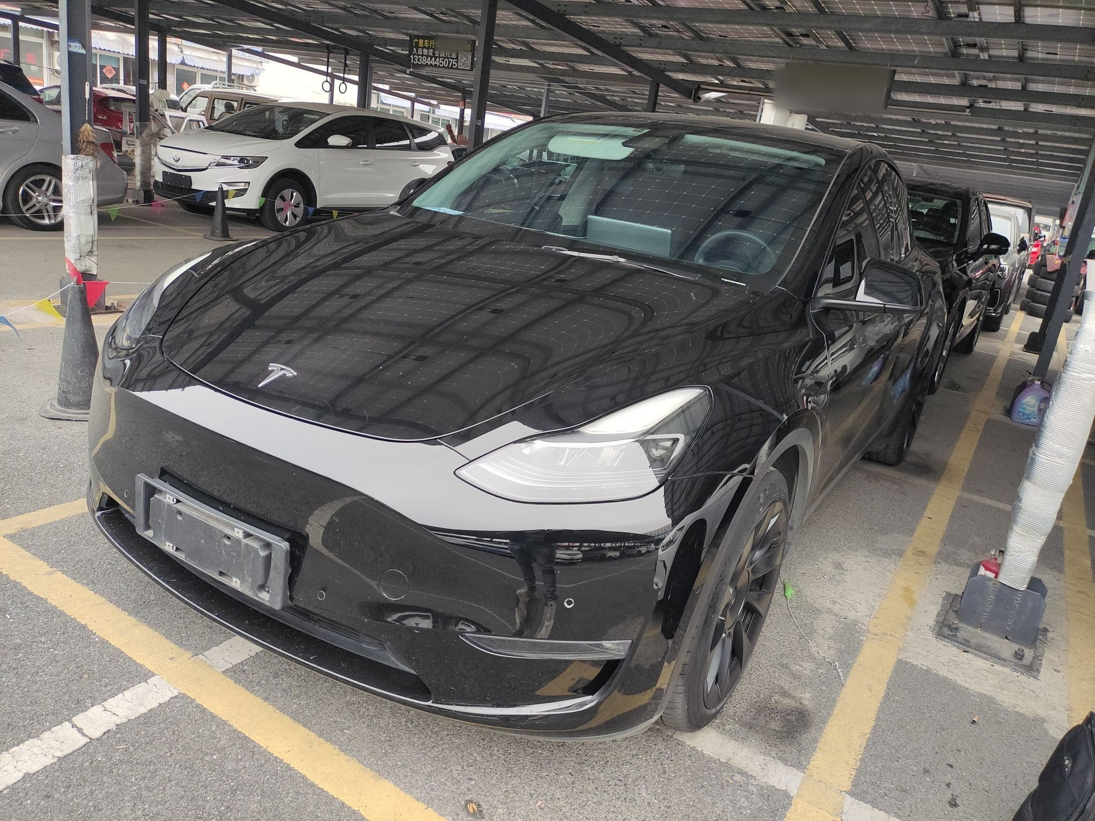 Под передней частью автомобиля