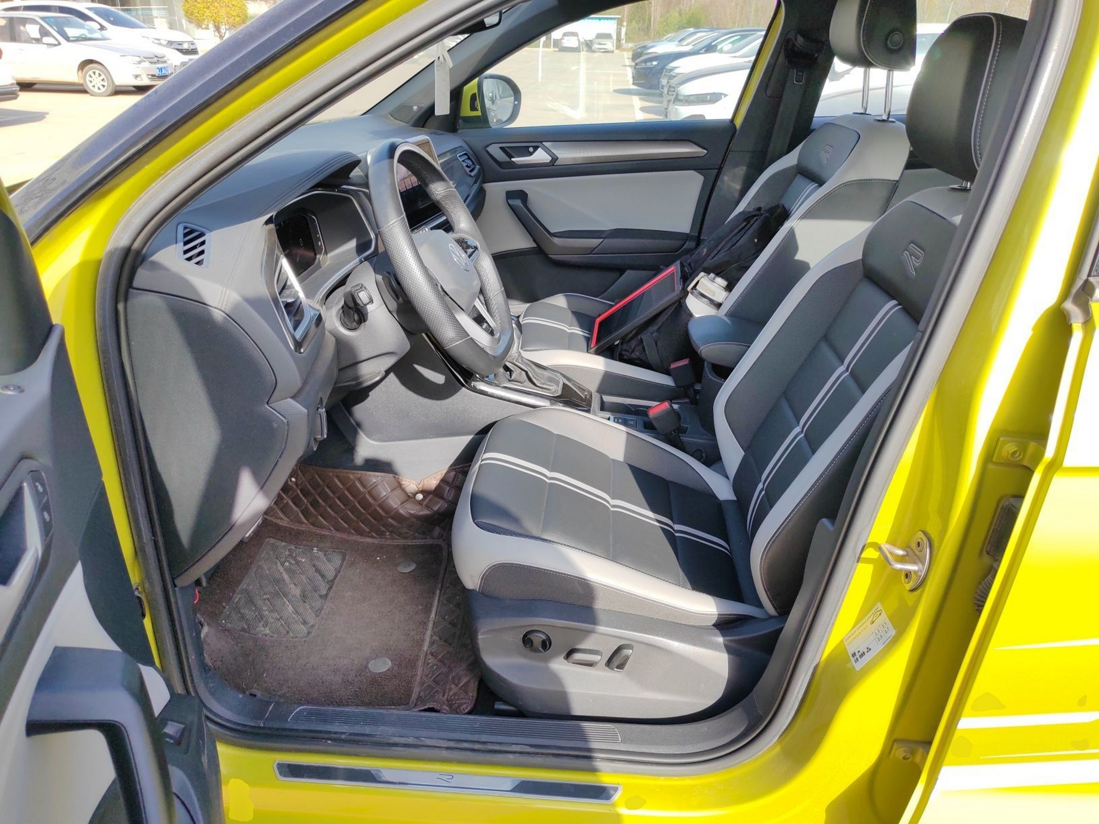 المقاعد الأمامية داخل السيارة