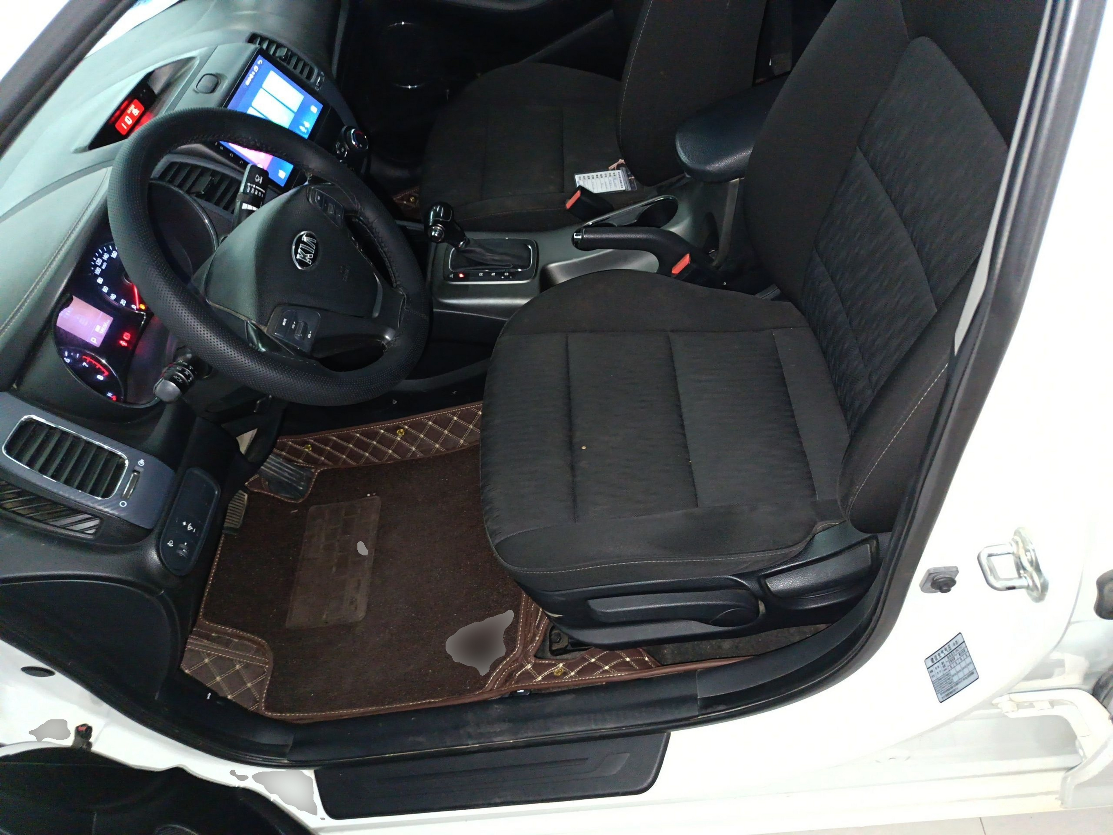 Переднее сиденье в автомобиле