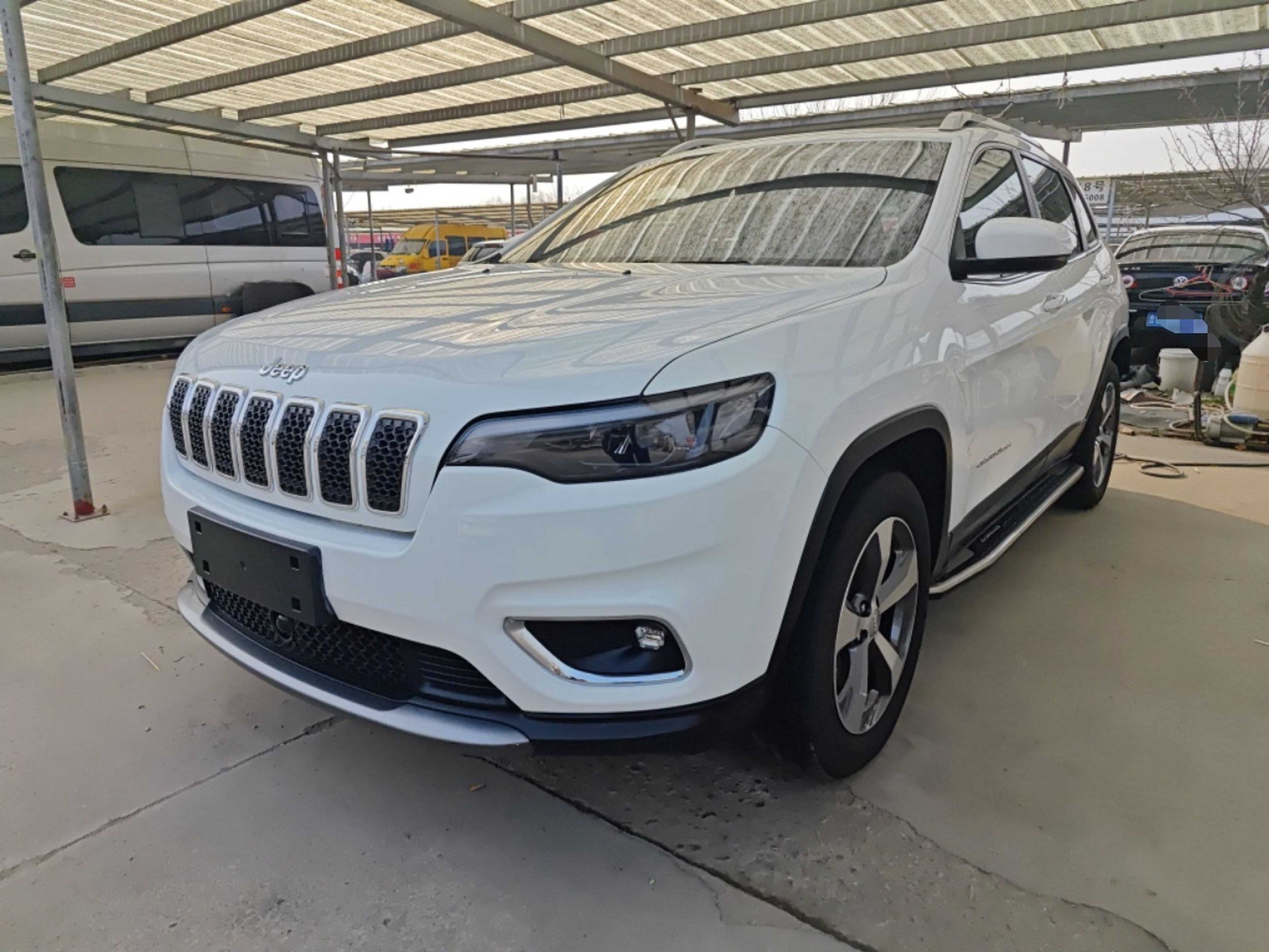 تحت مقدمة السيارة