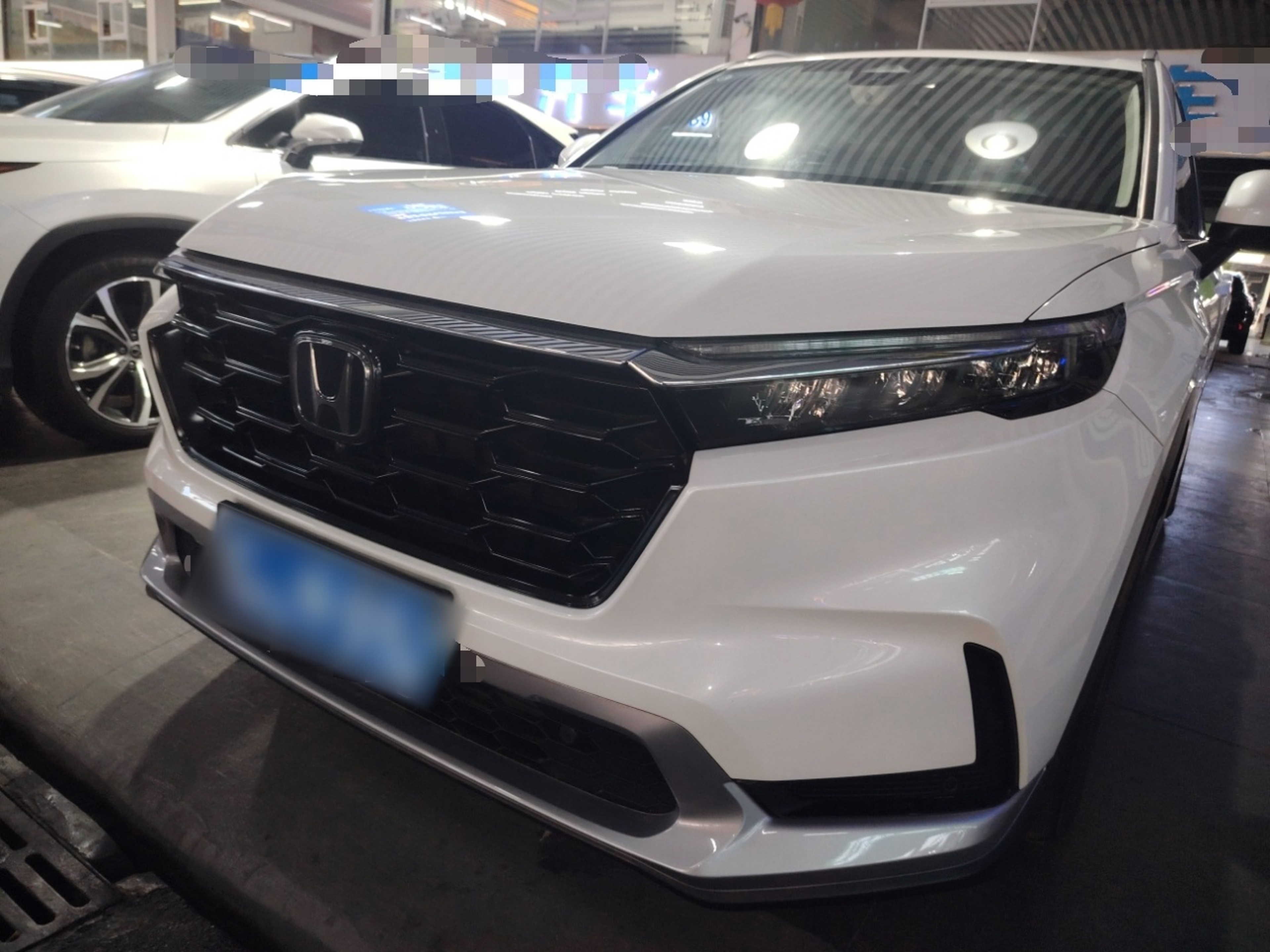 تحت مقدمة السيارة