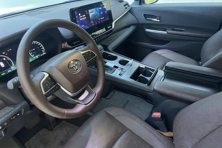 Used Toyota Sienna 2023 2.5L Hybrid Platinum Edition
