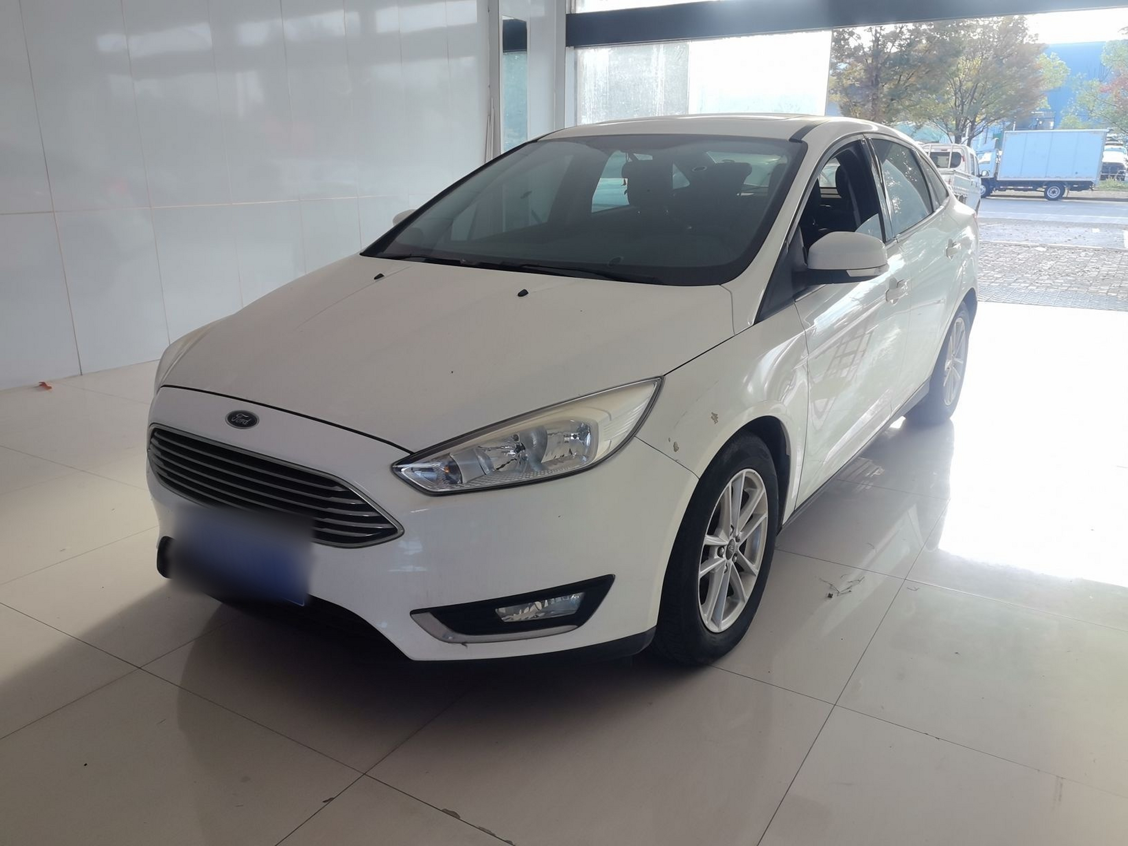 تحت مقدمة السيارة