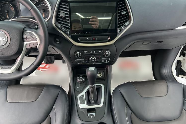 Used  Cherokee 2016 2.4L Professional Edition
