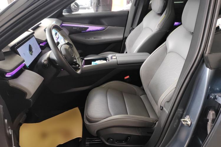 Used Lynk & Co 08 EM-P 2025 220 km All-Wheel-Drive Performance Halo
