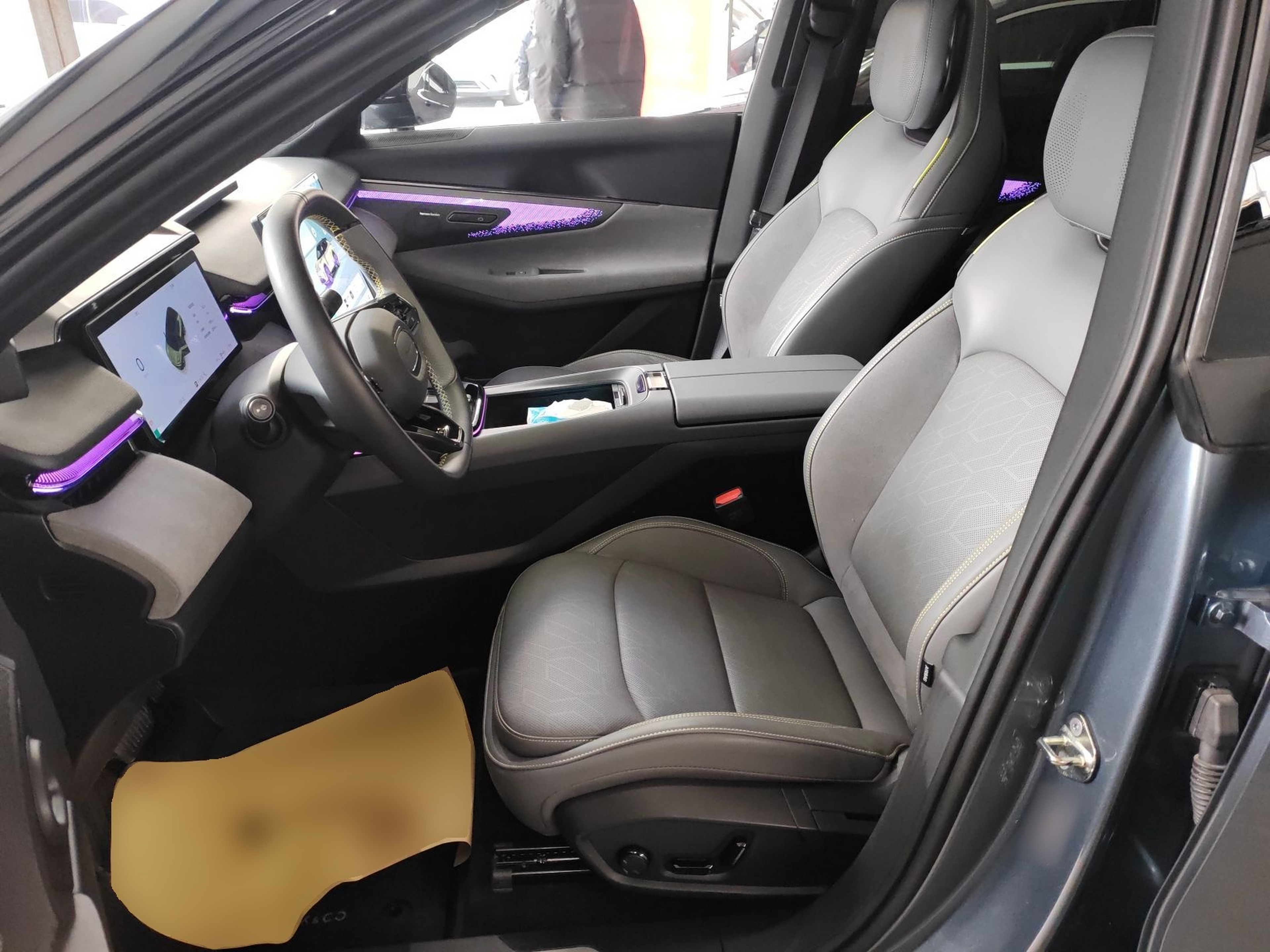 المقاعد الأمامية داخل السيارة