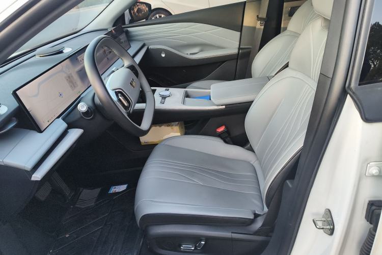 Used  E8 2024 550 km Range Rear-Wheel-Drive PRO
