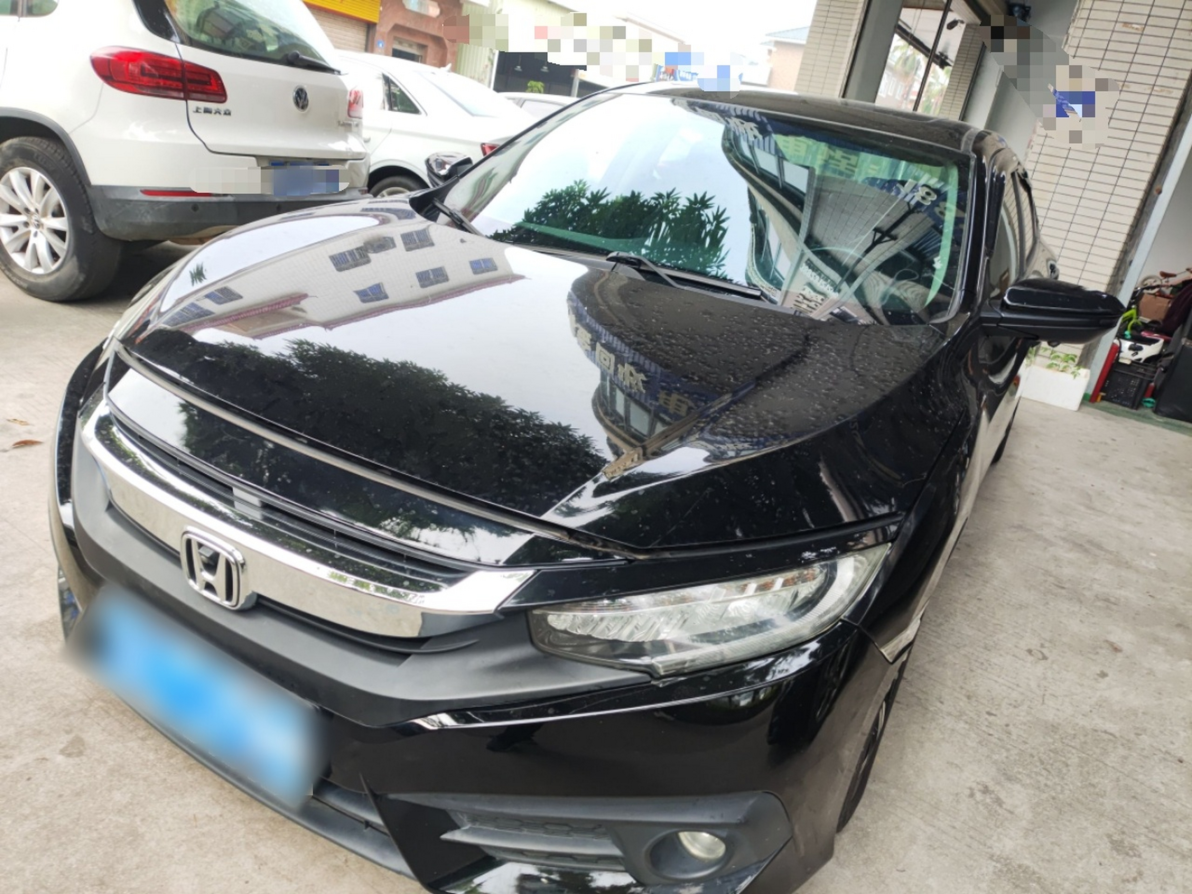 Под передней частью автомобиля