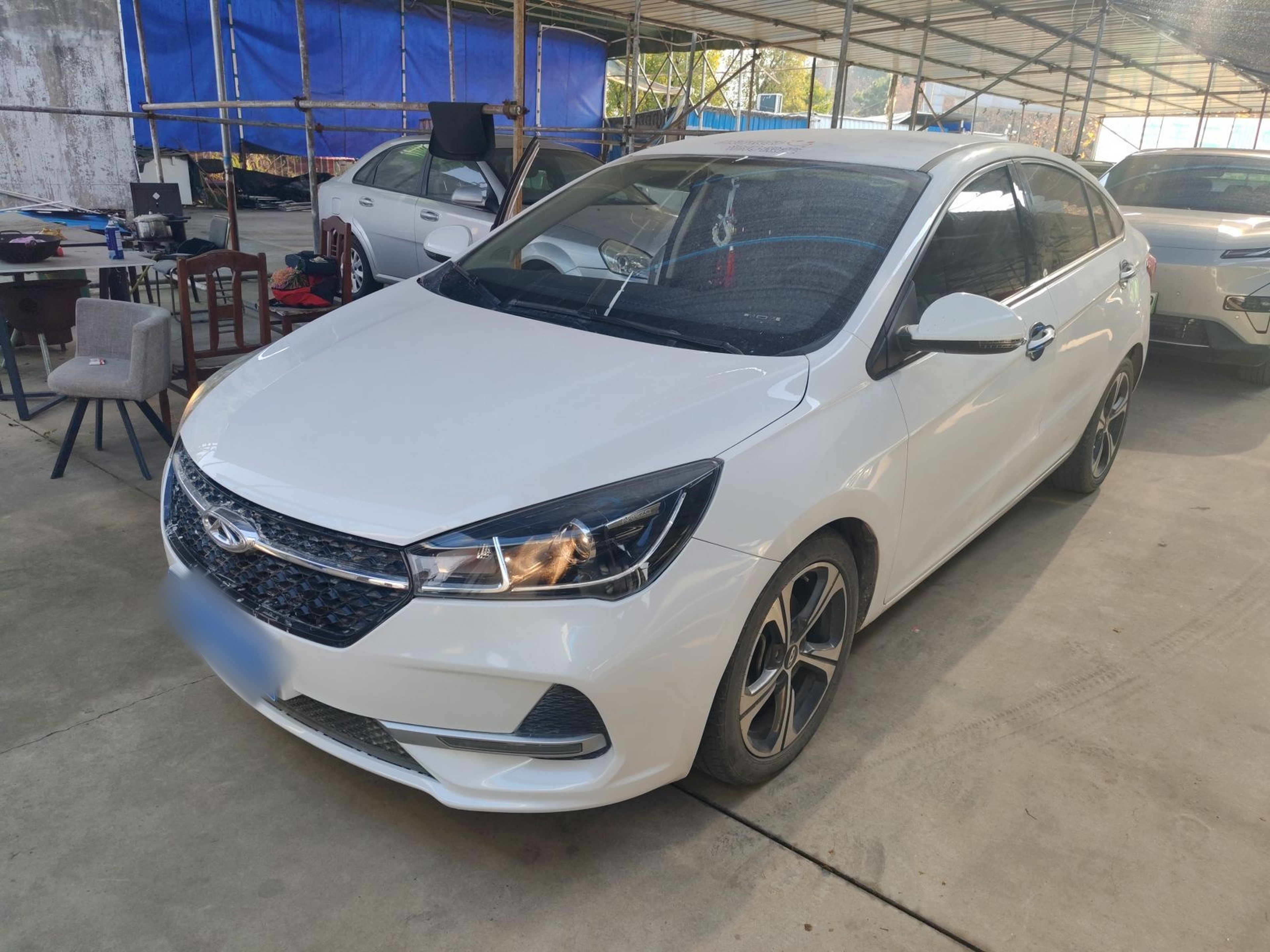 Под передней частью автомобиля