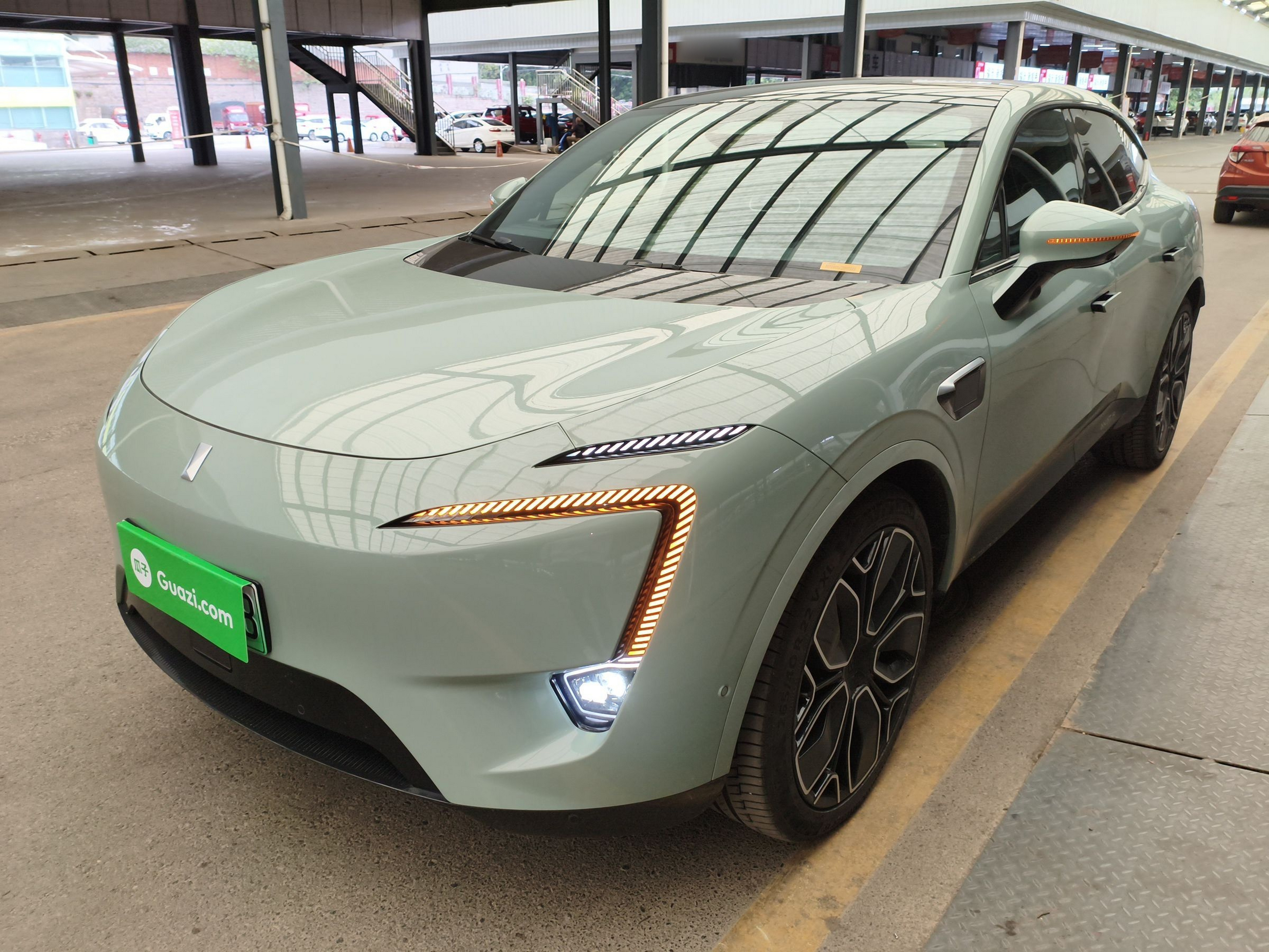 تحت مقدمة السيارة