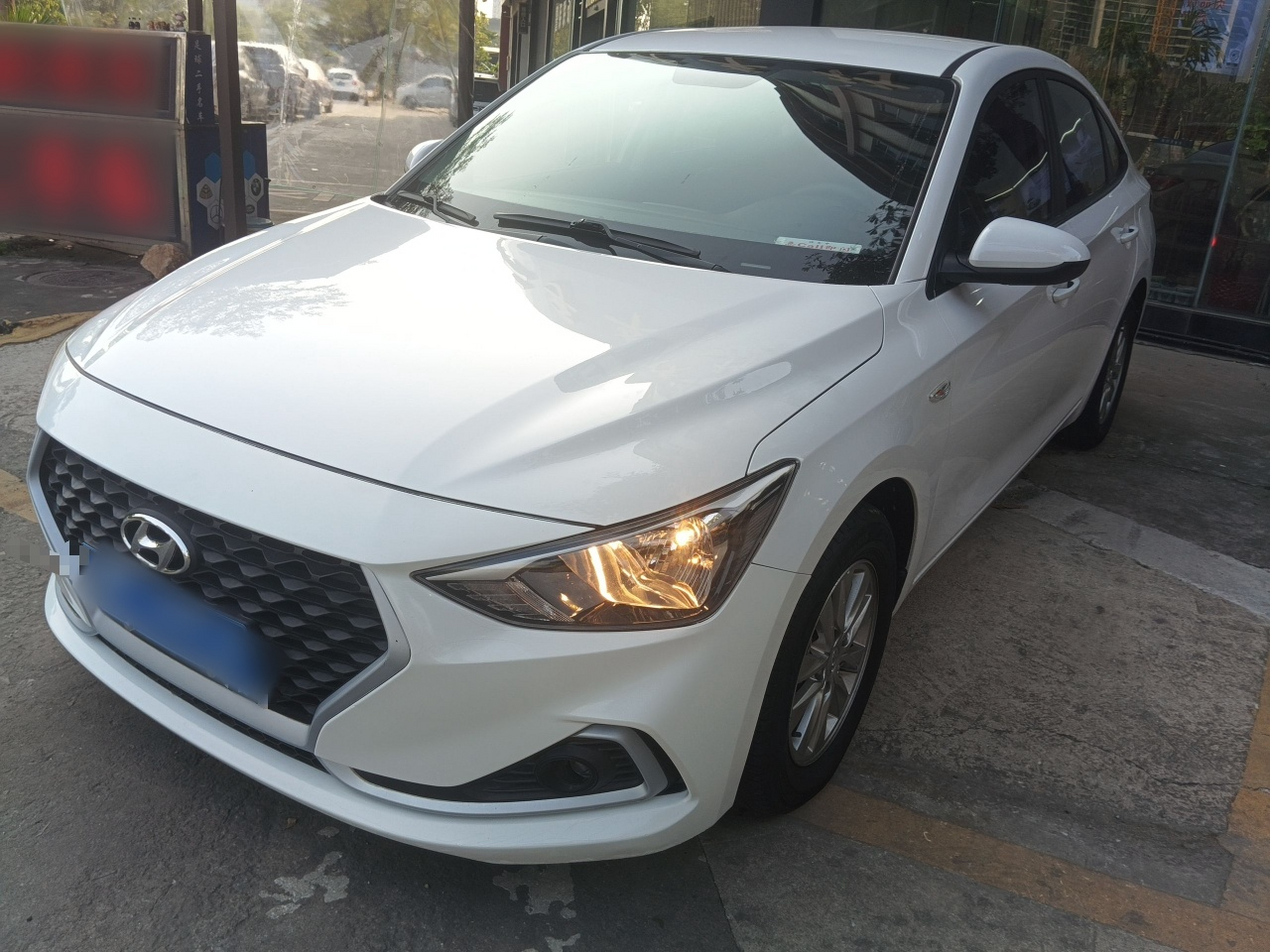 تحت مقدمة السيارة