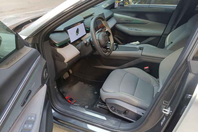 Used Lynk & Co 08 EM-P 2025 120km Long-Range Pro
