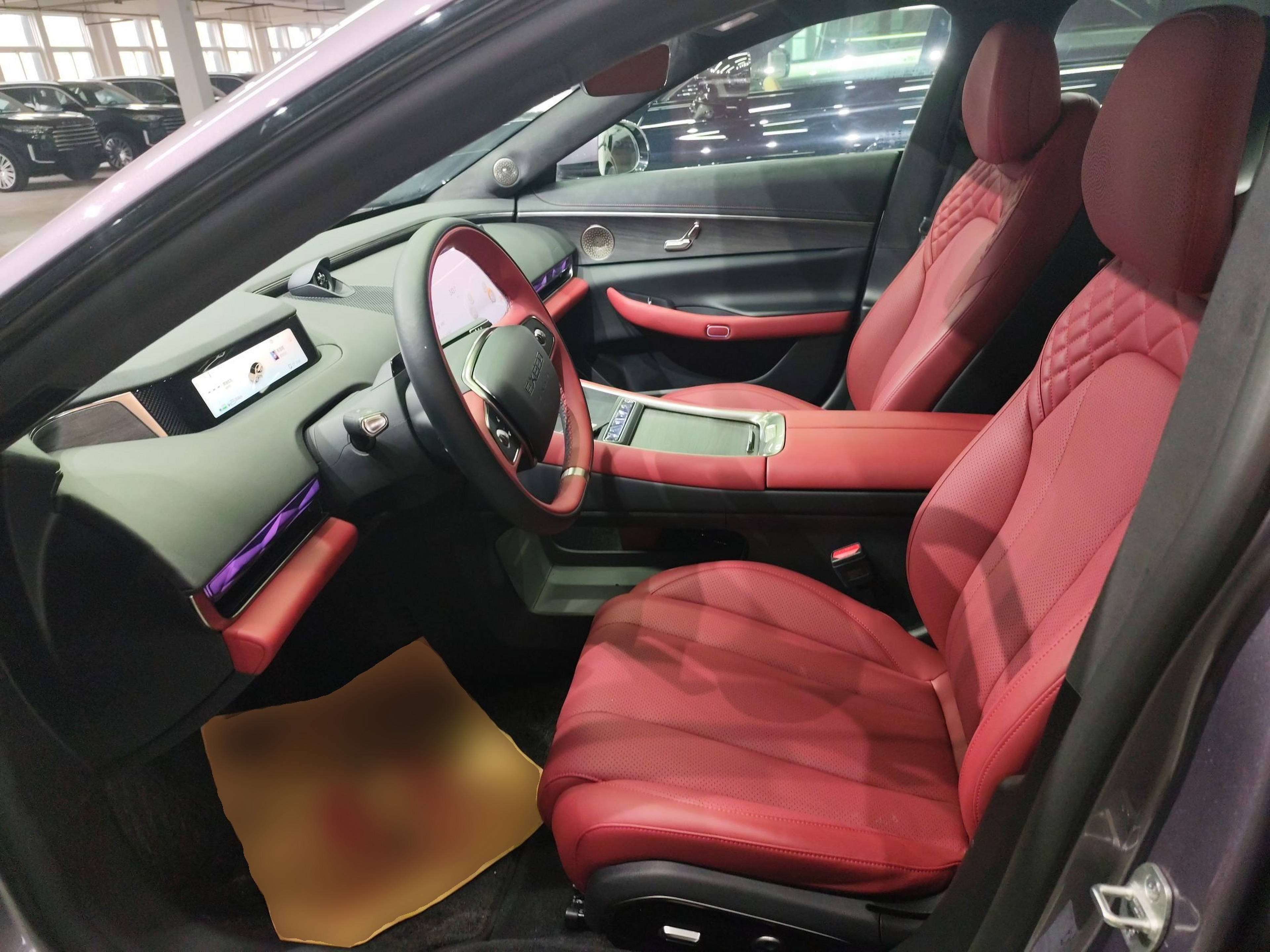 المقاعد الأمامية داخل السيارة