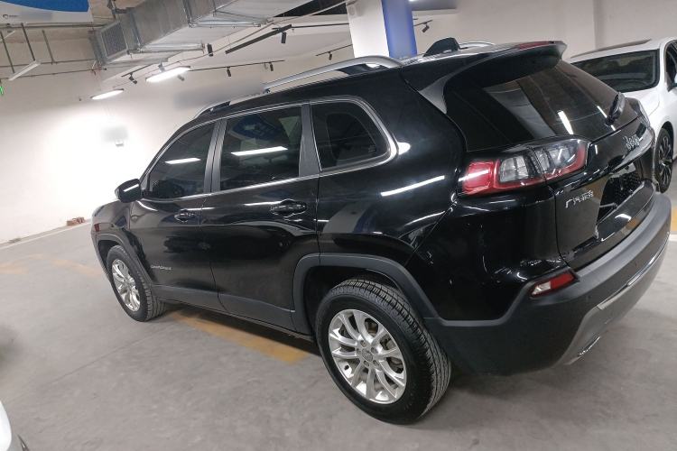 Used  Cherokee 2019 2.0T Two-Wheel Drive Smart Enjoyment Version China VI
