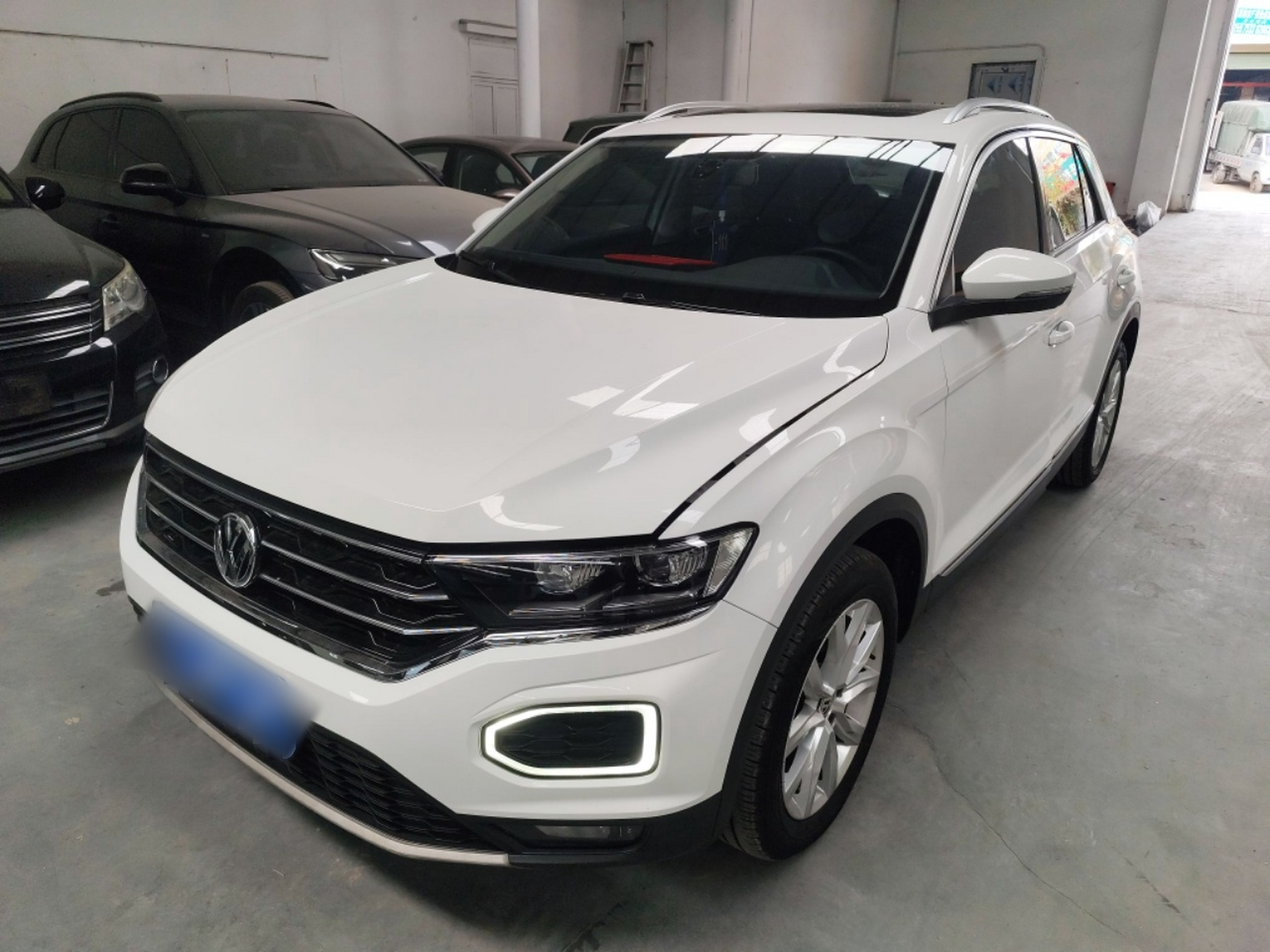 تحت مقدمة السيارة