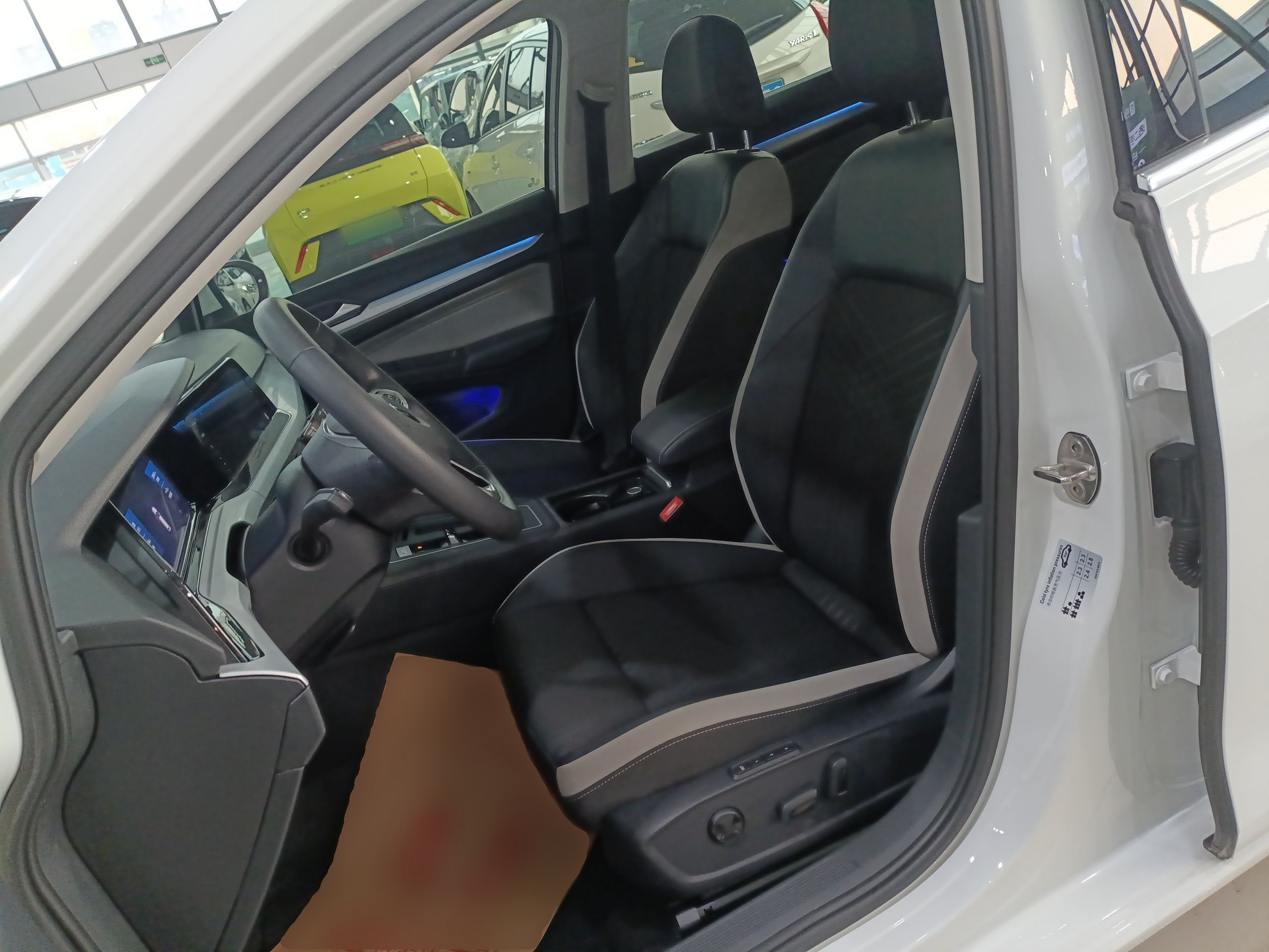 المقاعد الأمامية داخل السيارة