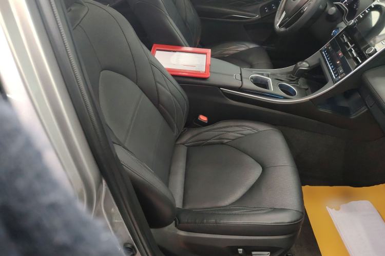 Used Toyota Avalon 2019 Dual-Engine 2.5L XLE Prestige Version China VI Standard
