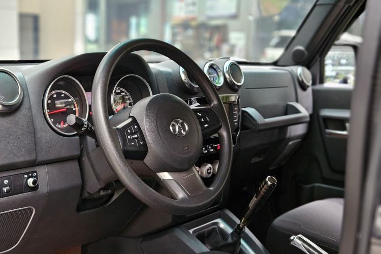 Used Beijing Auto BJ40 2016 40L 2.0T Manual Two-Wheel Drive Luxury Edition
