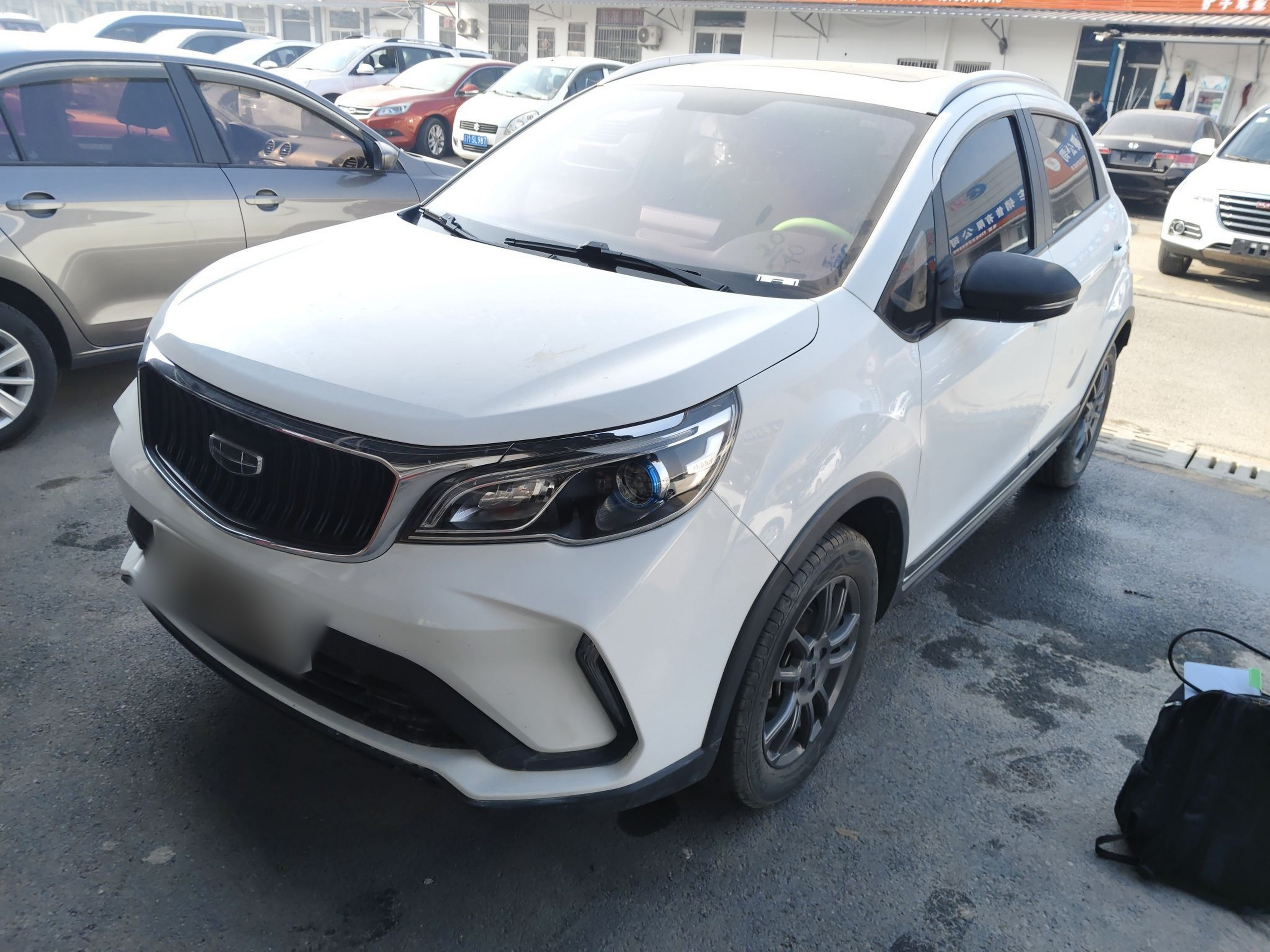 Под передней частью автомобиля