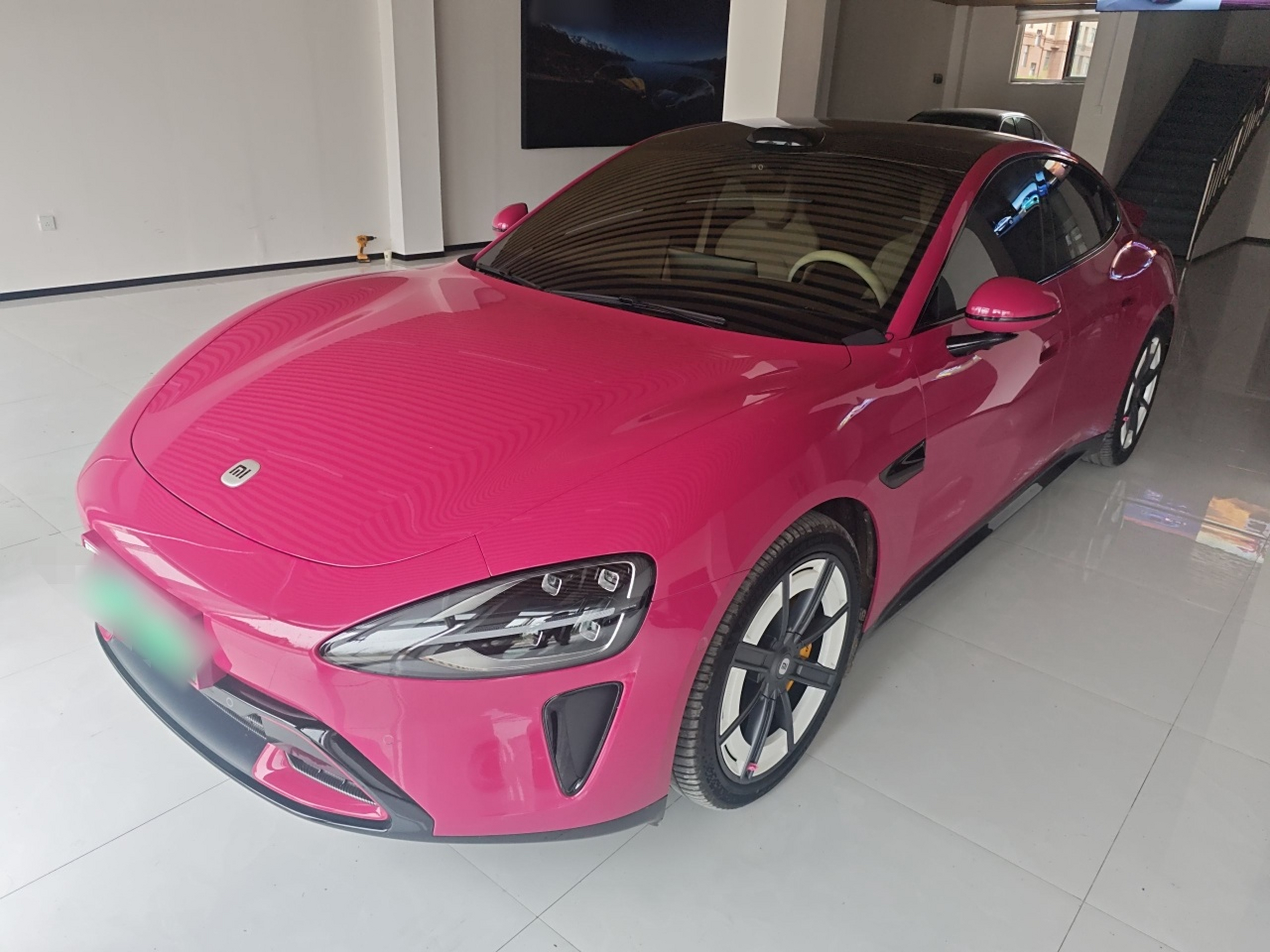 تحت مقدمة السيارة