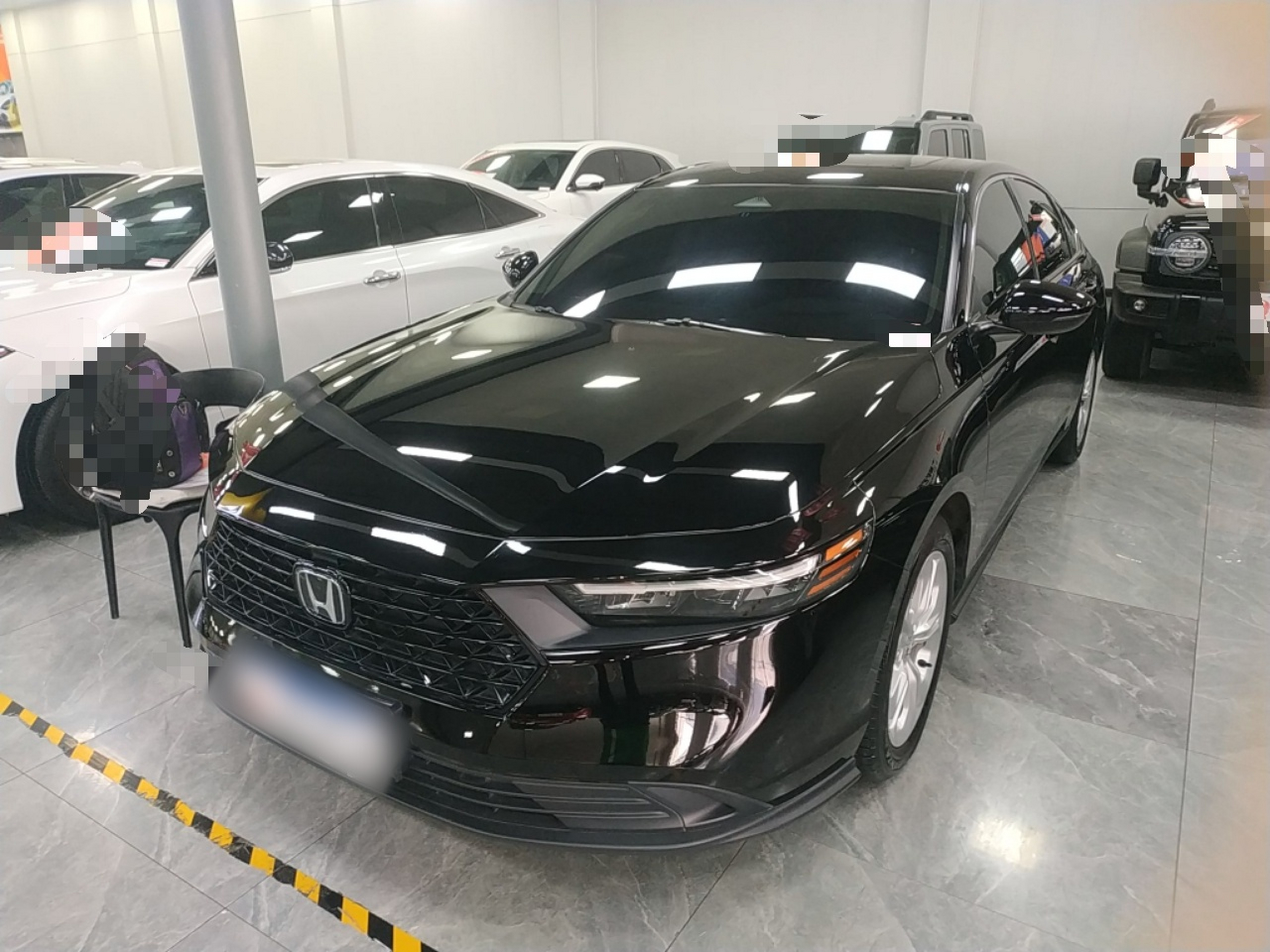 تحت مقدمة السيارة