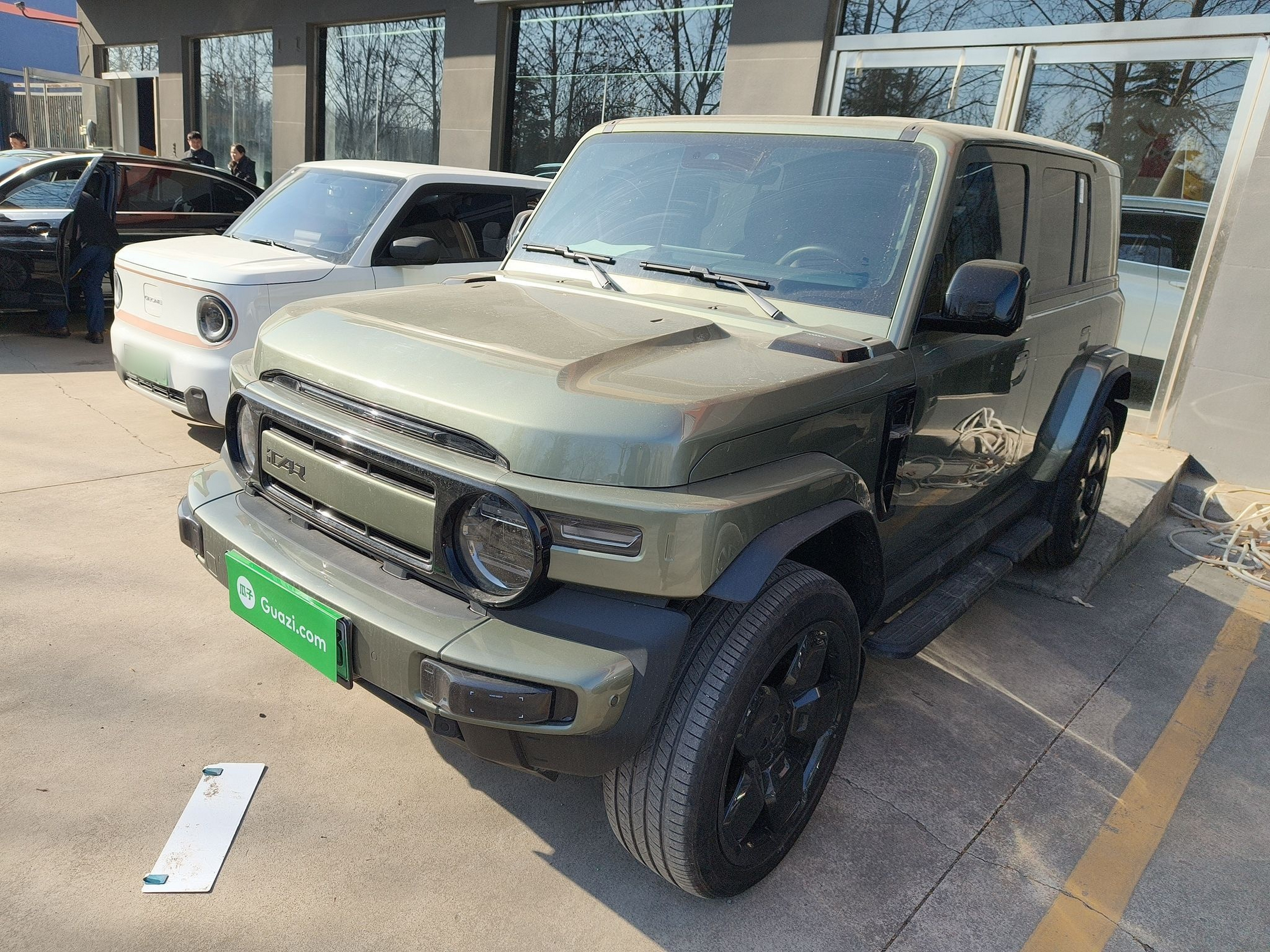 تحت مقدمة السيارة