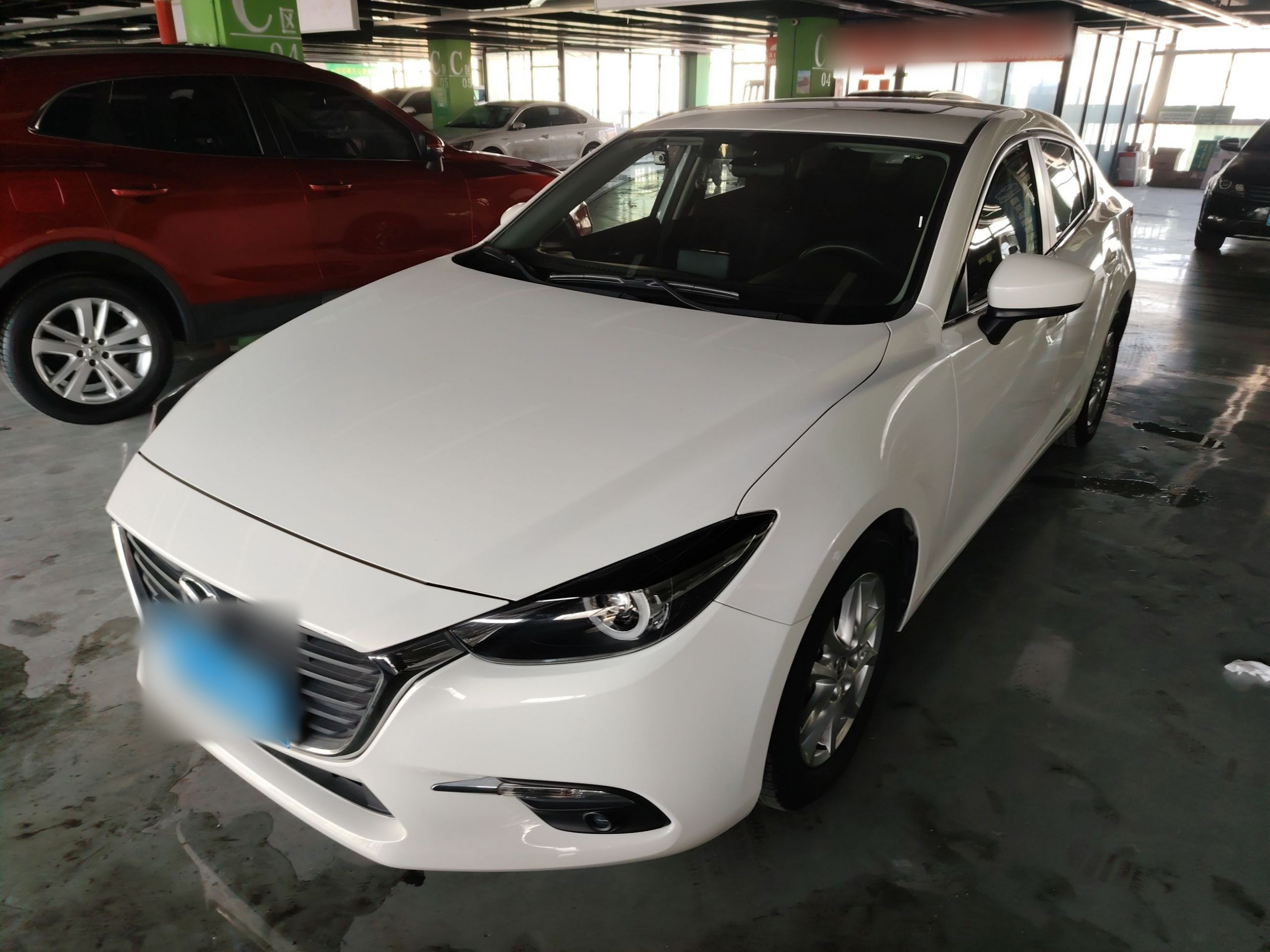 تحت مقدمة السيارة