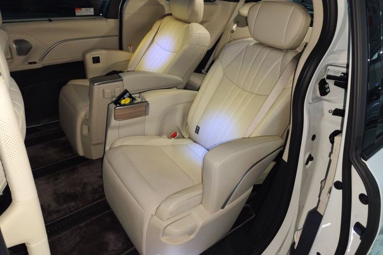 Used Toyota Sienna 2026 Model 2.5L Dual-Engine Four-Wheel-Drive Premium Edition