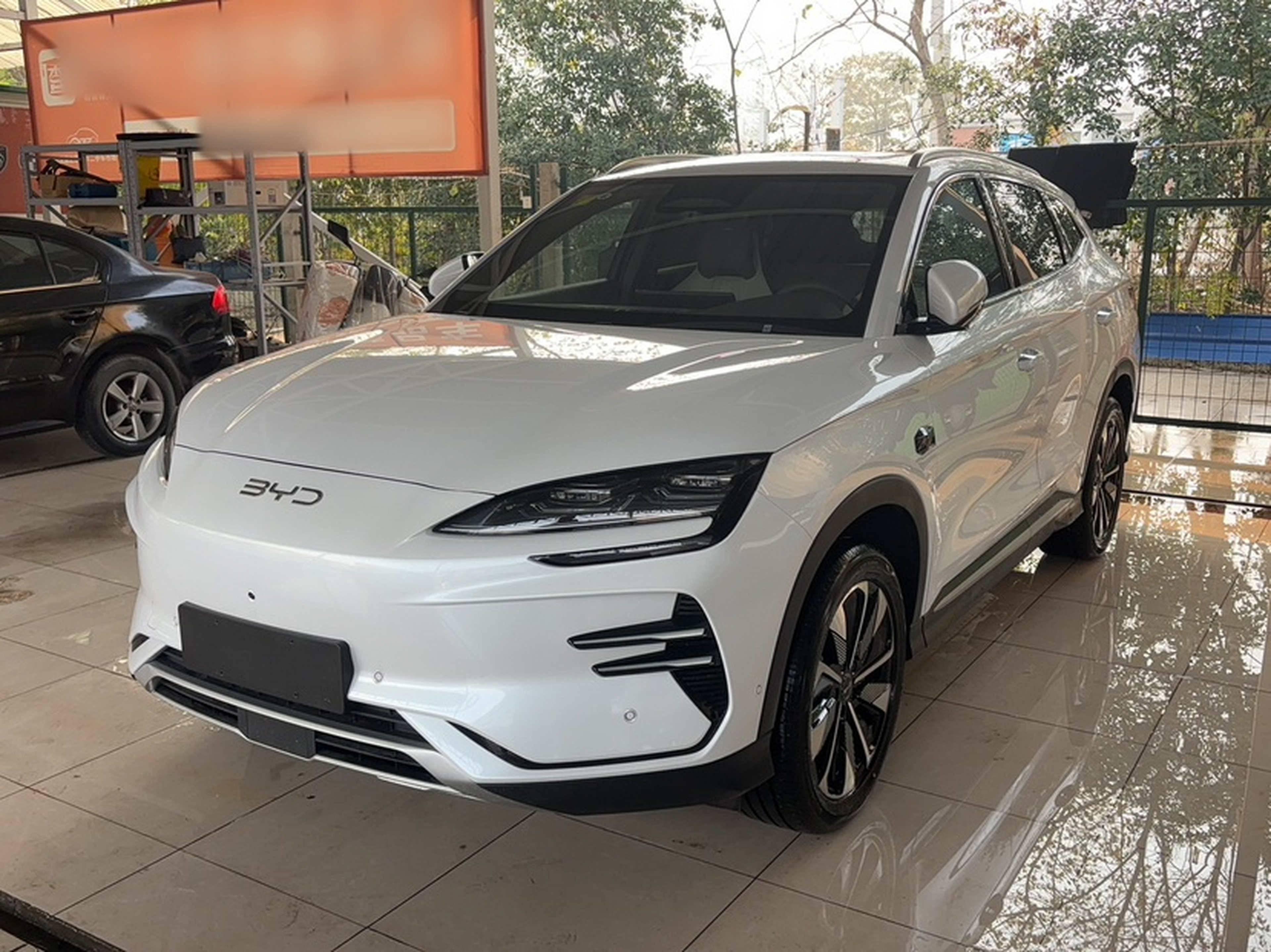 Под передней частью автомобиля