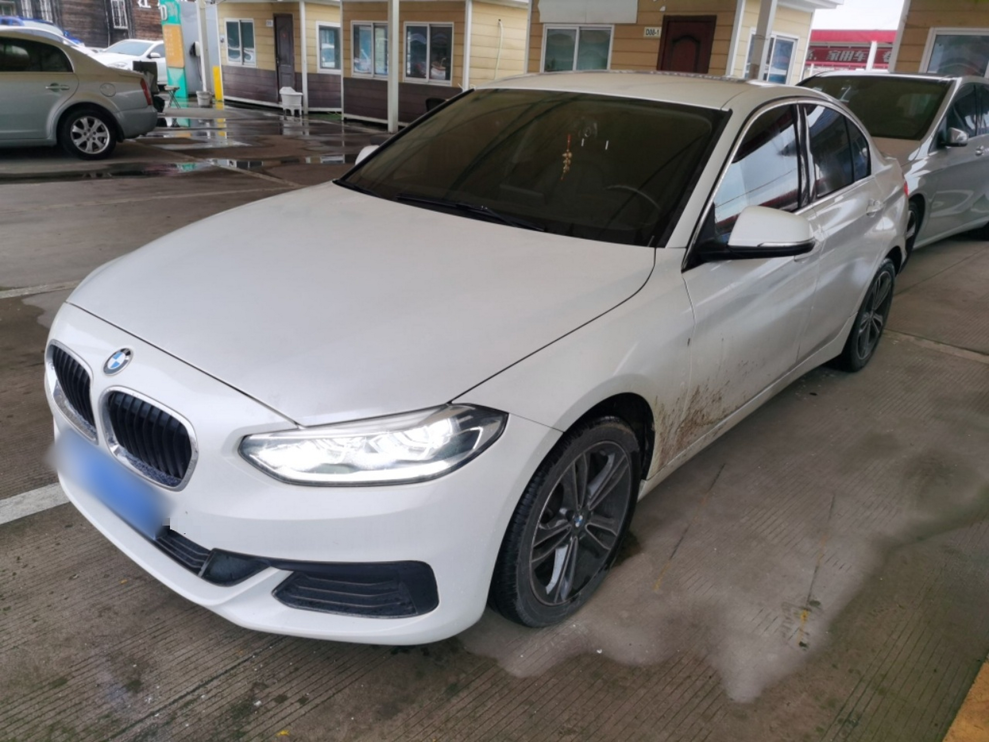 Под передней частью автомобиля