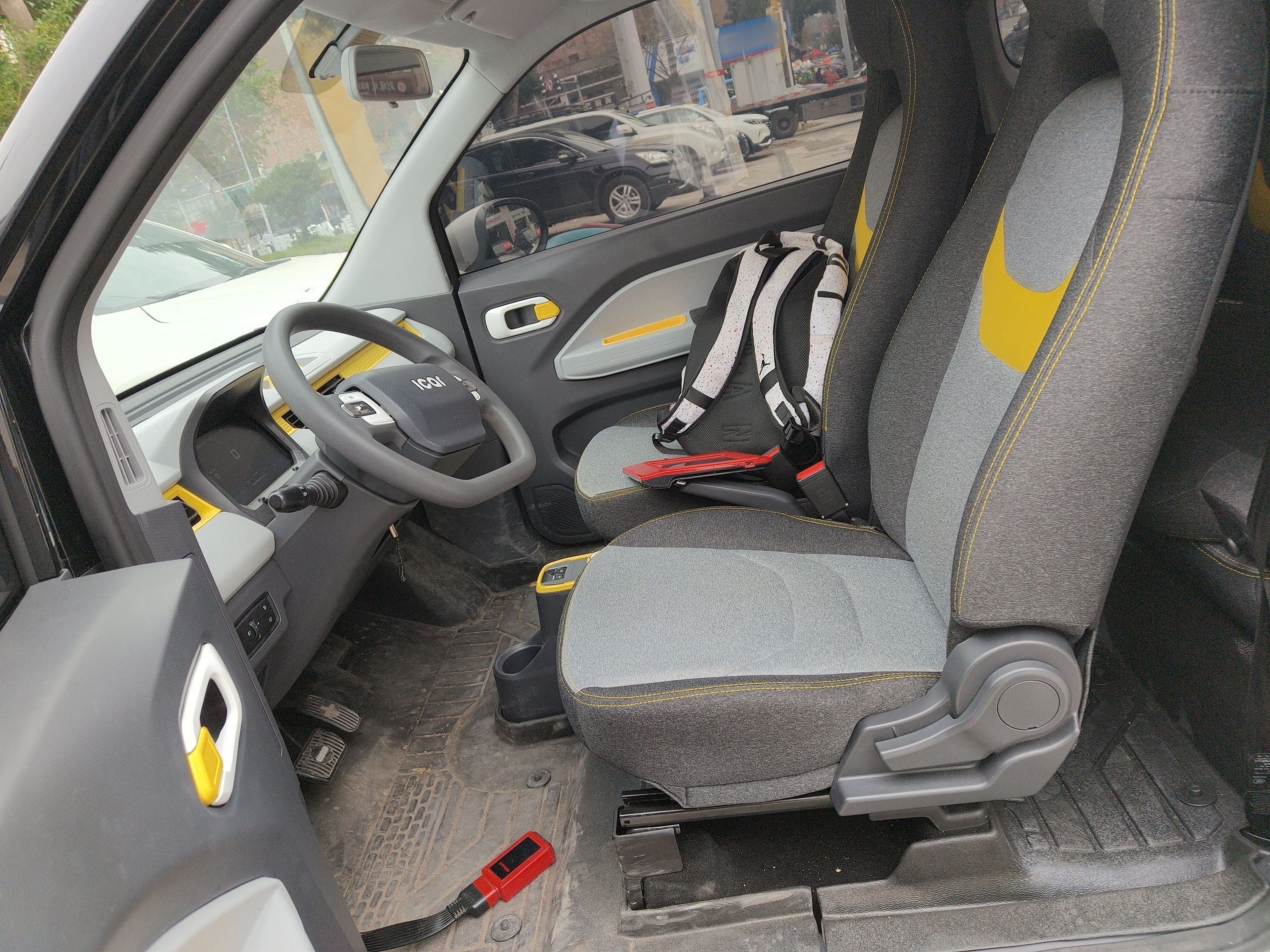 المقاعد الأمامية داخل السيارة