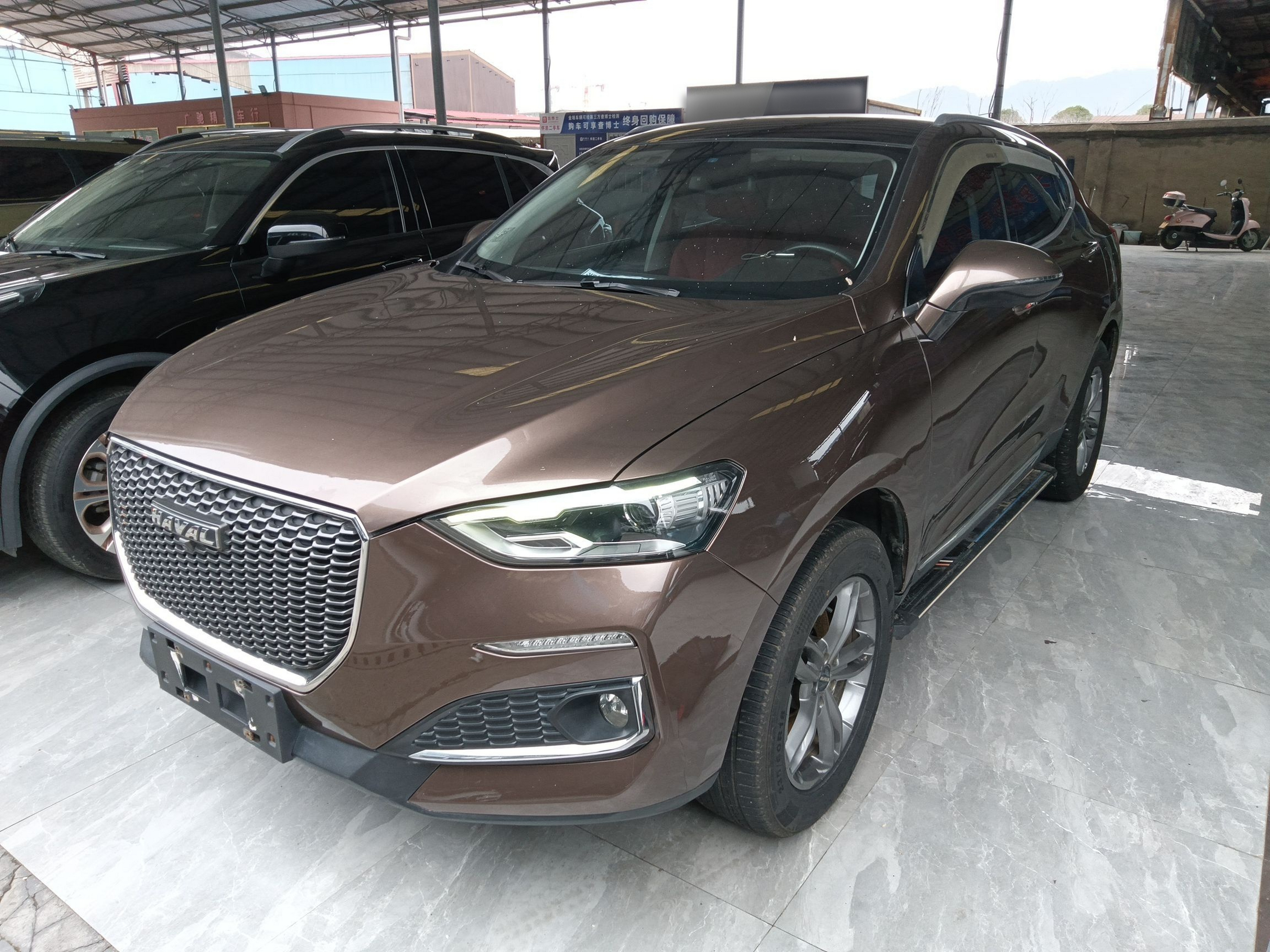 تحت مقدمة السيارة