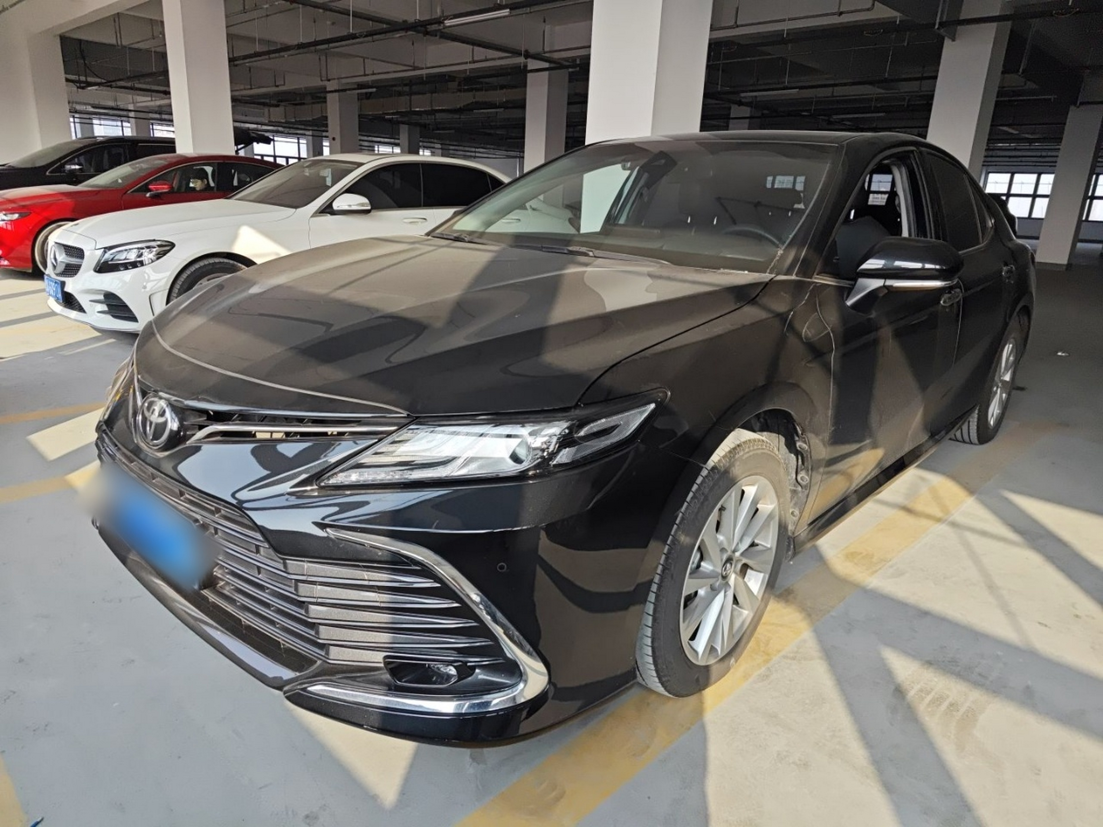 Под передней частью автомобиля