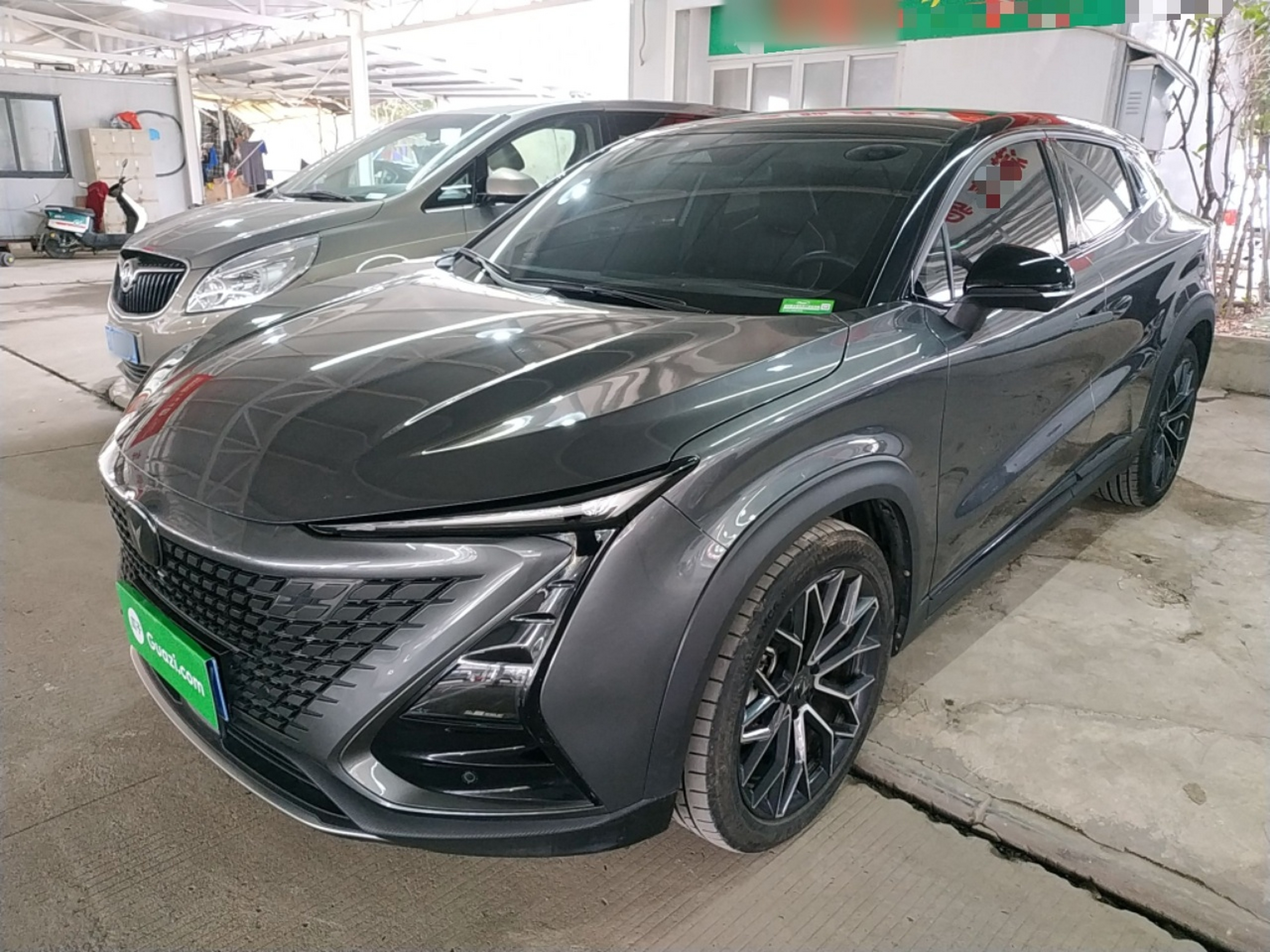 Под передней частью автомобиля