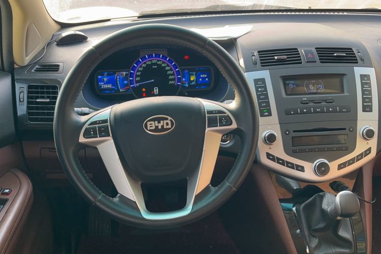 Used BYD S6 2014 2.0L Manual Luxury 5-Seater
