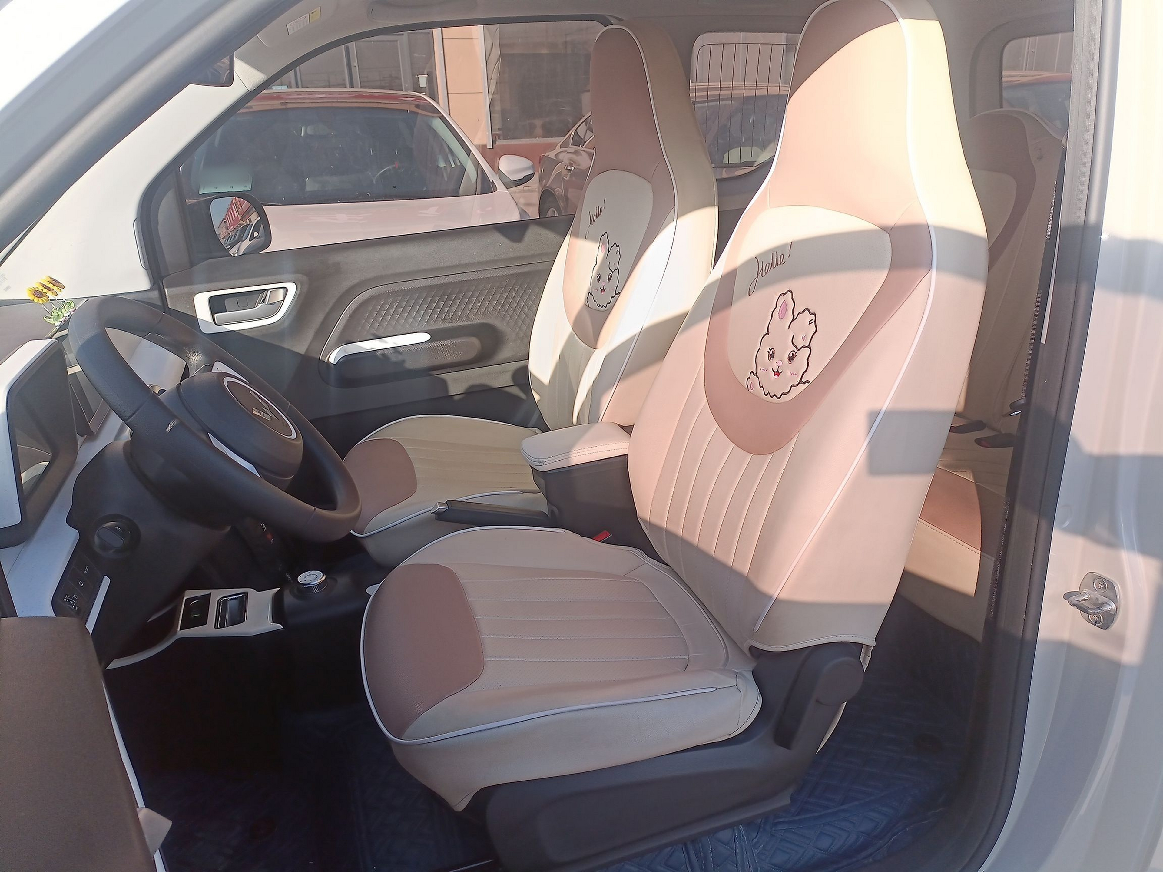 المقاعد الأمامية داخل السيارة