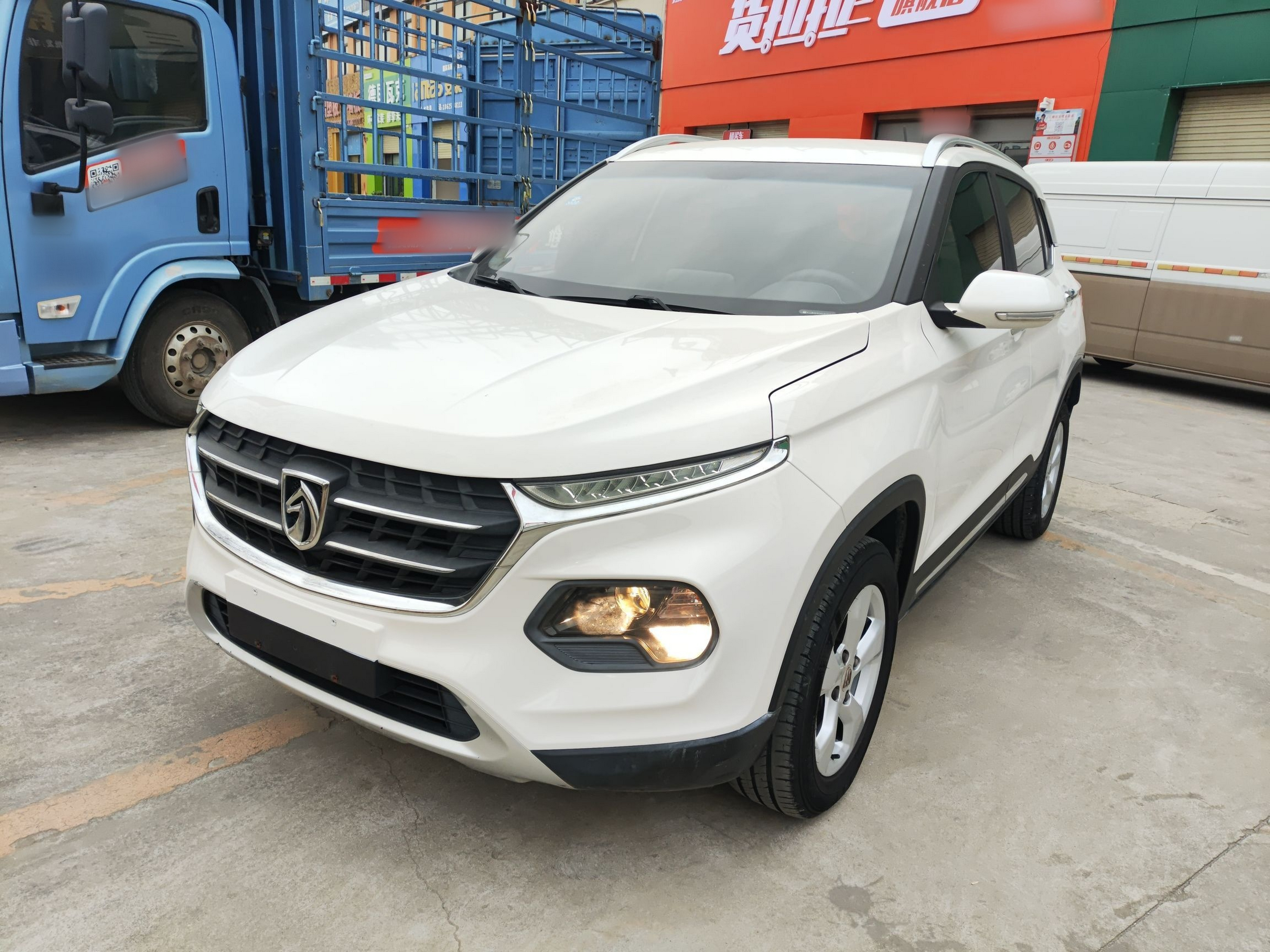 Под передней частью автомобиля