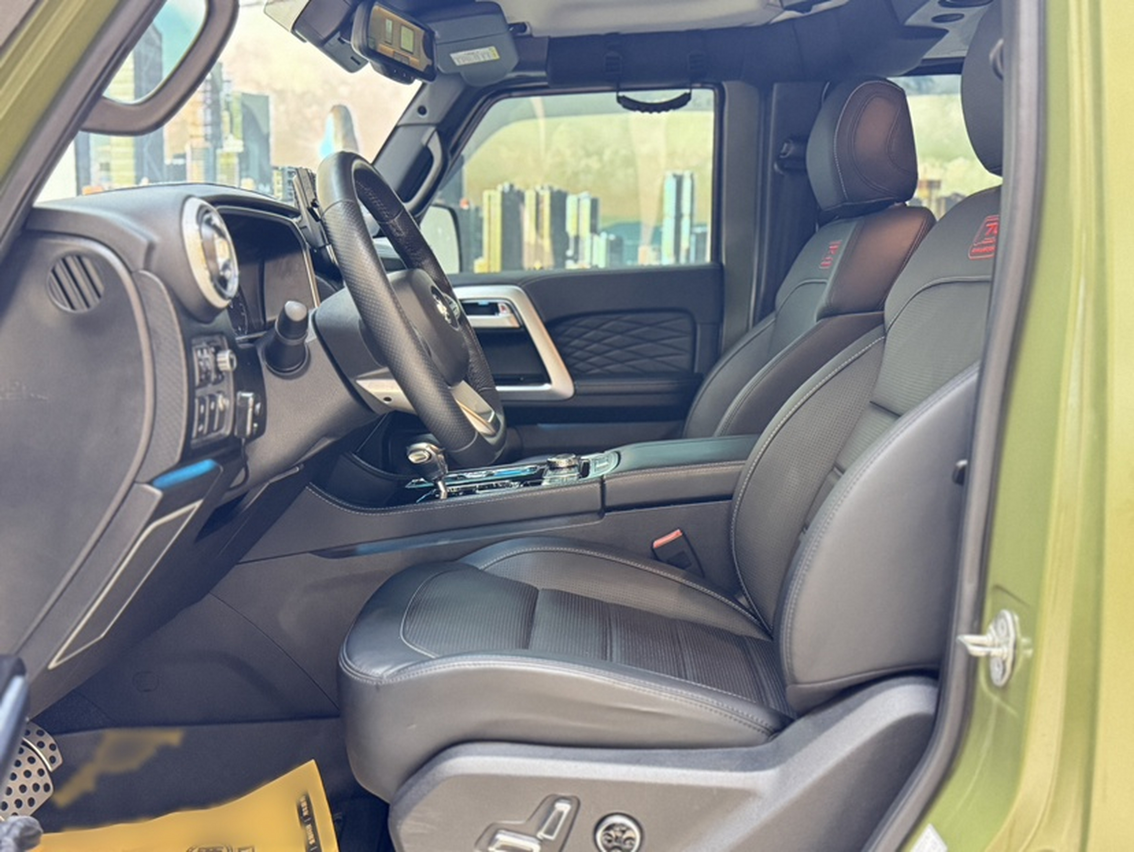 Переднее сиденье в автомобиле