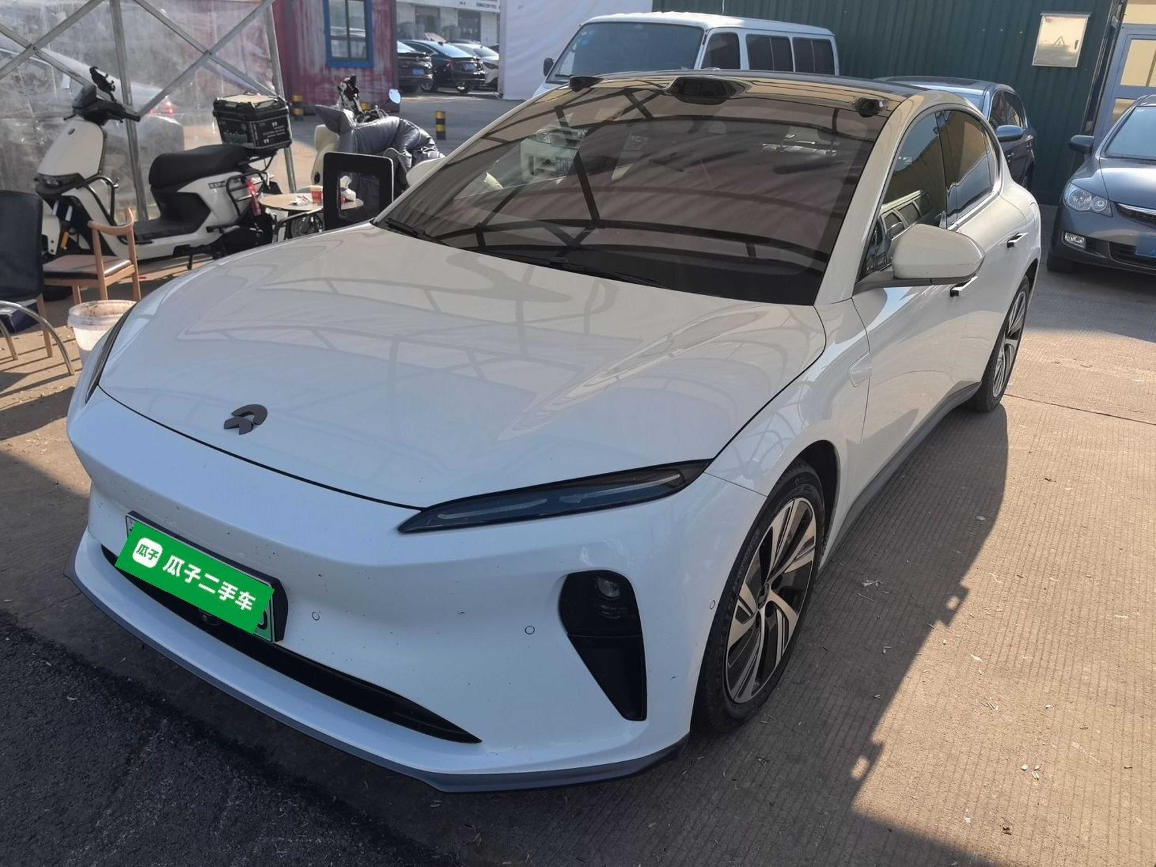 تحت مقدمة السيارة