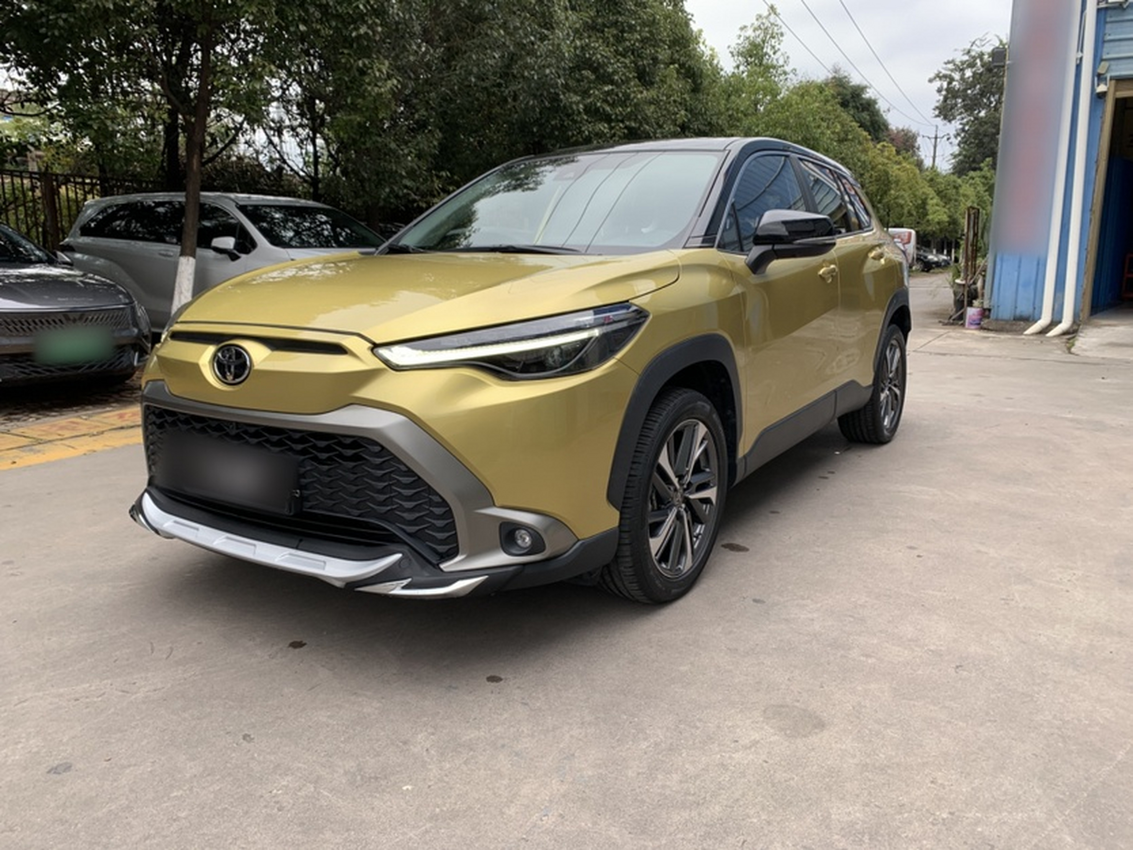 Под передней частью автомобиля