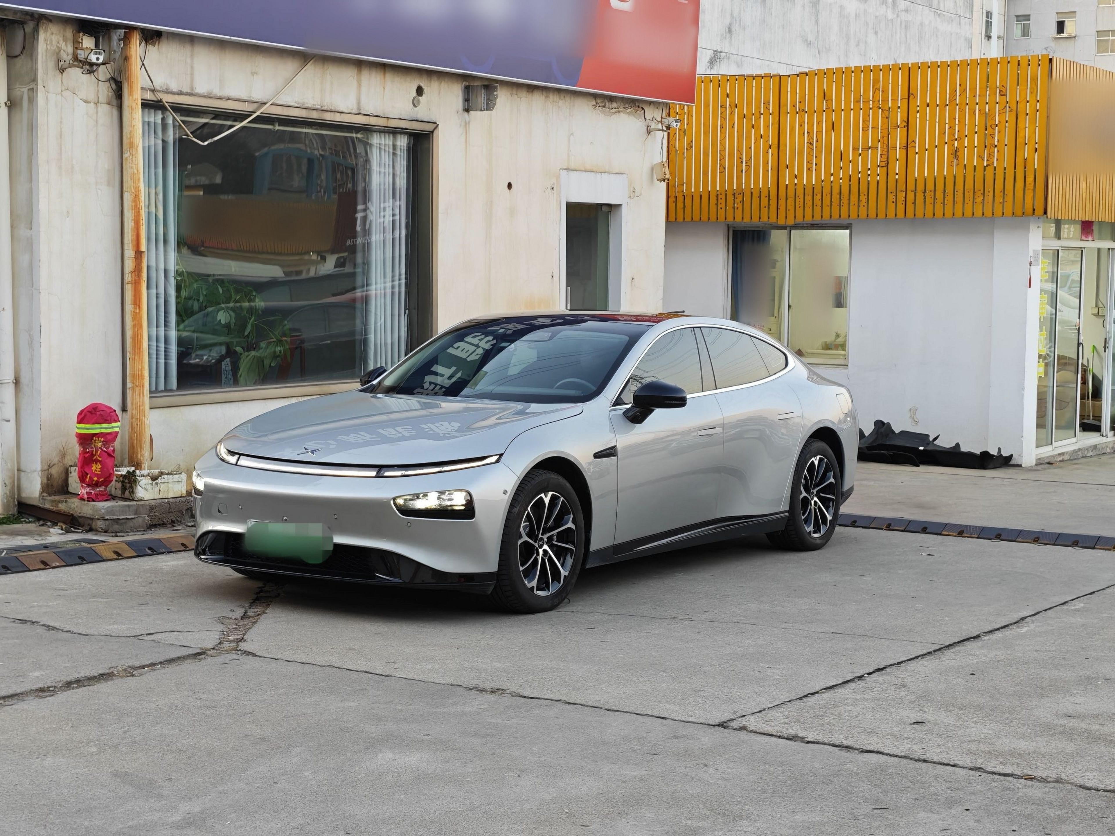 تحت مقدمة السيارة