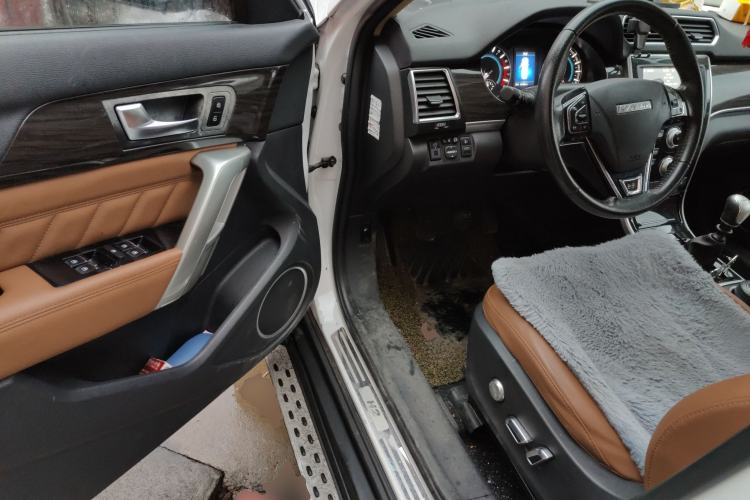 Used Haval H2 2016 Red Label 1.5T Manual Two-Wheel Drive Prestige Model
