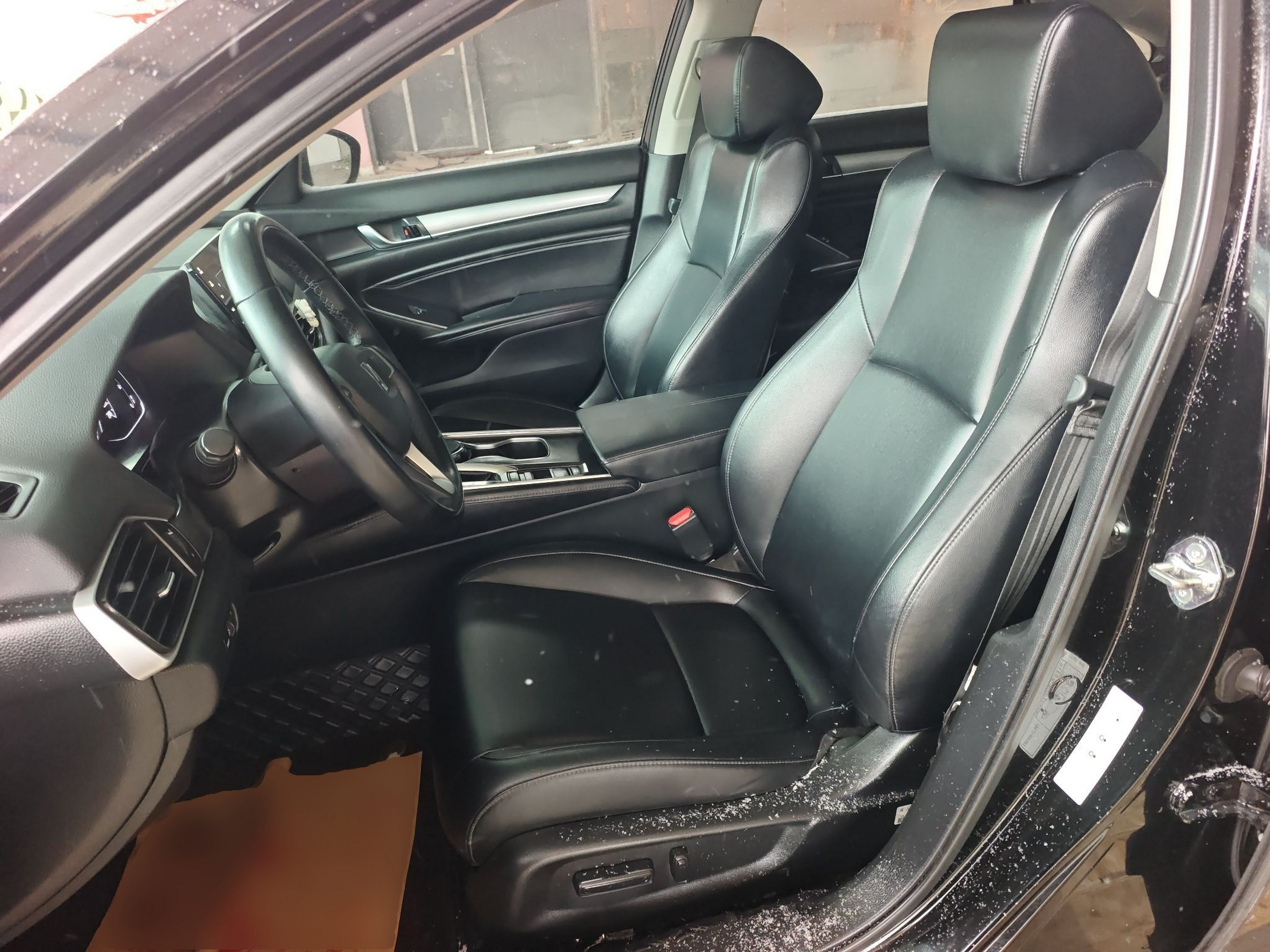 Переднее сиденье в автомобиле