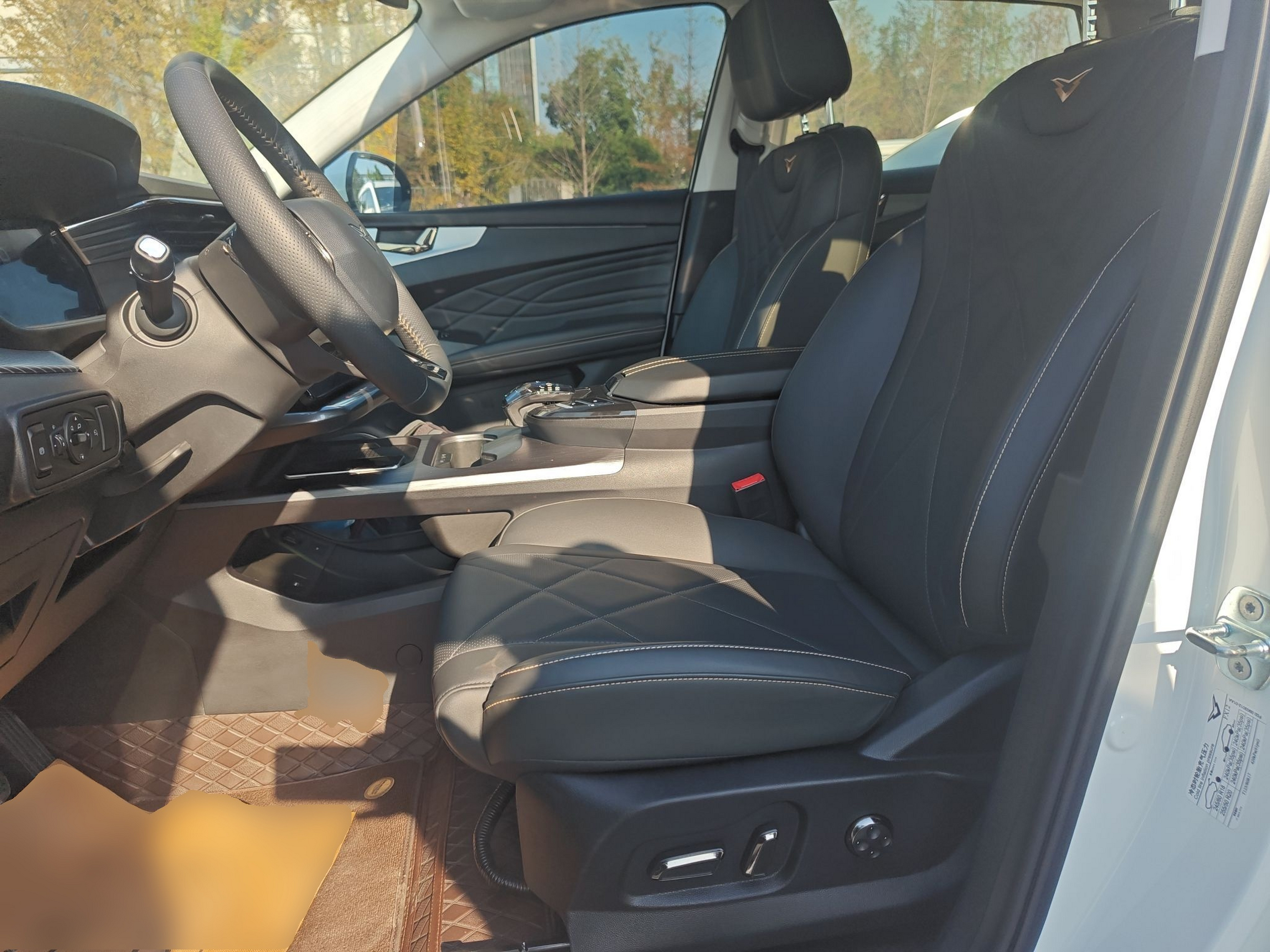 المقاعد الأمامية داخل السيارة